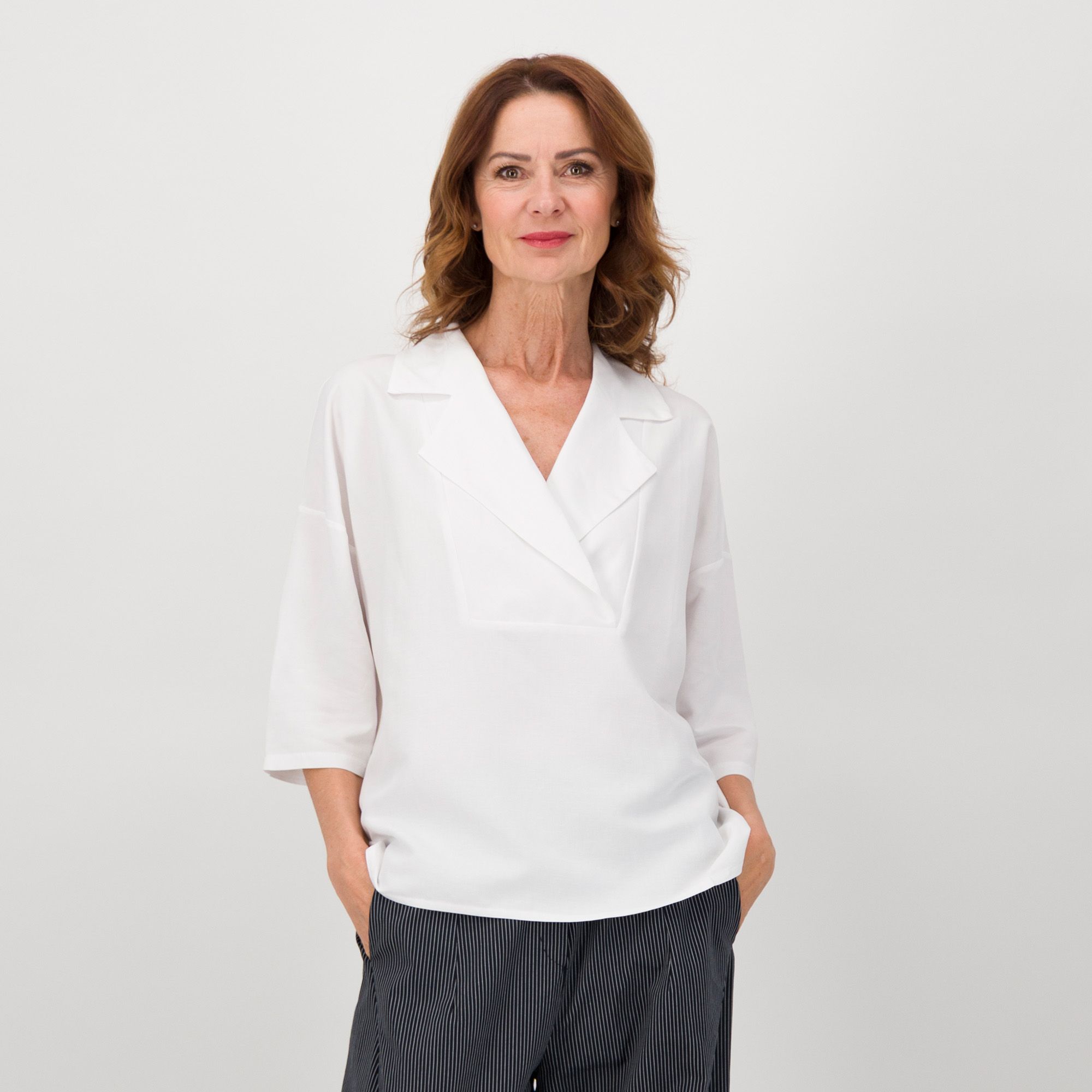 LUCREZIA SCIORTINO
Blusa con lino e
viscosa con collo 
a revers e manica 3/4
