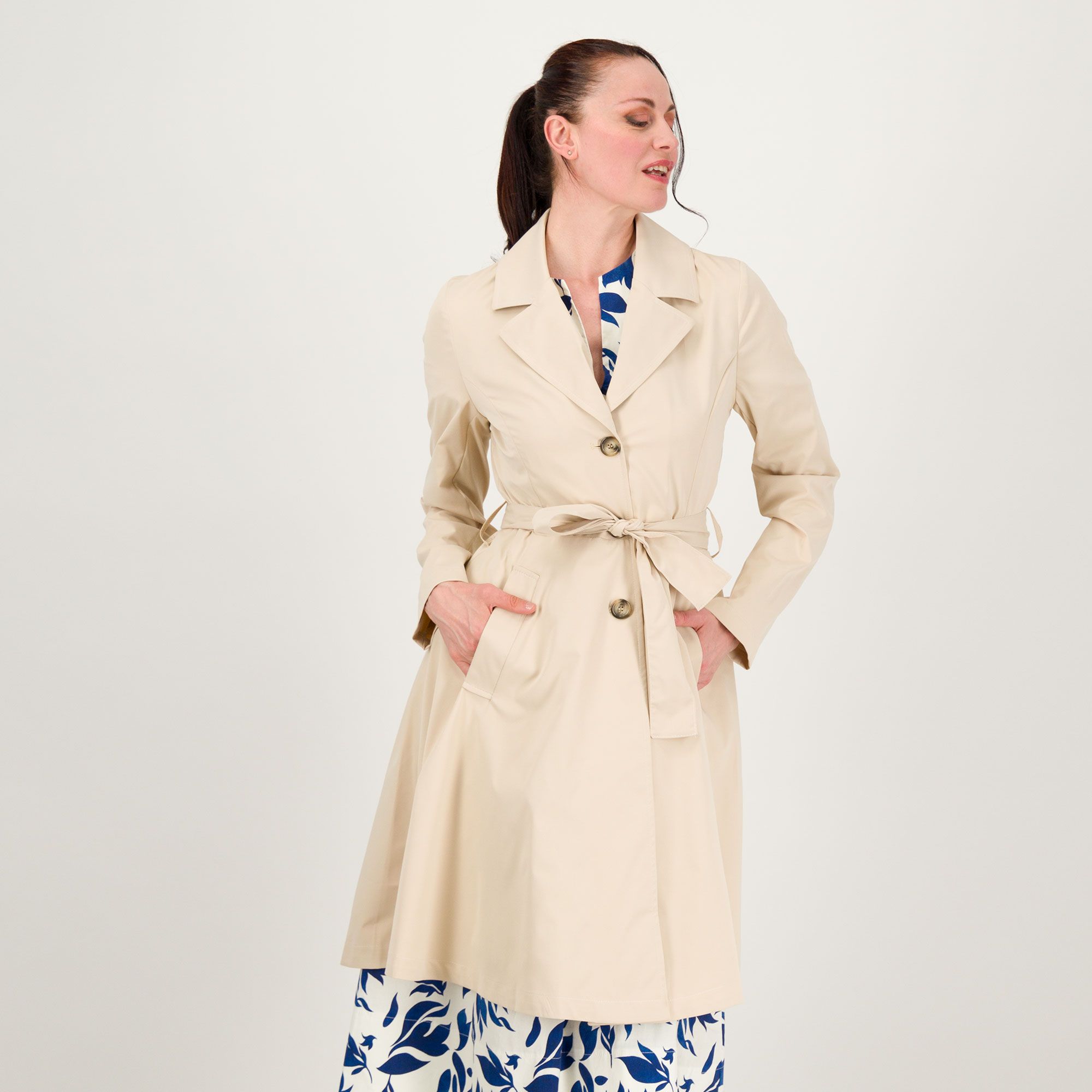 Image of Rebeka Ross Trench con scollo rever corto e cuciture in contrasto061