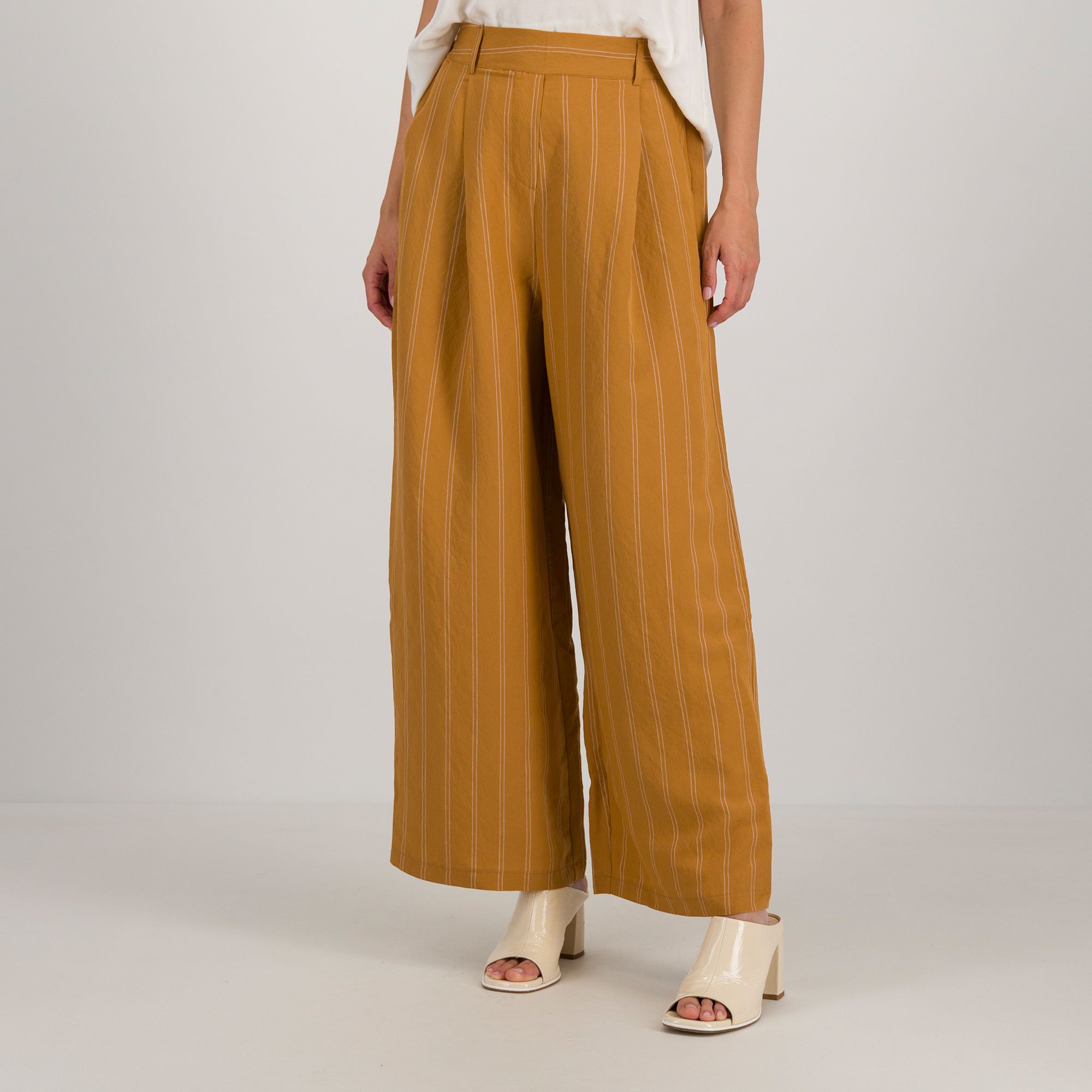 Enjoy
Pantaloni palazzo
gessati
con elastico dietro