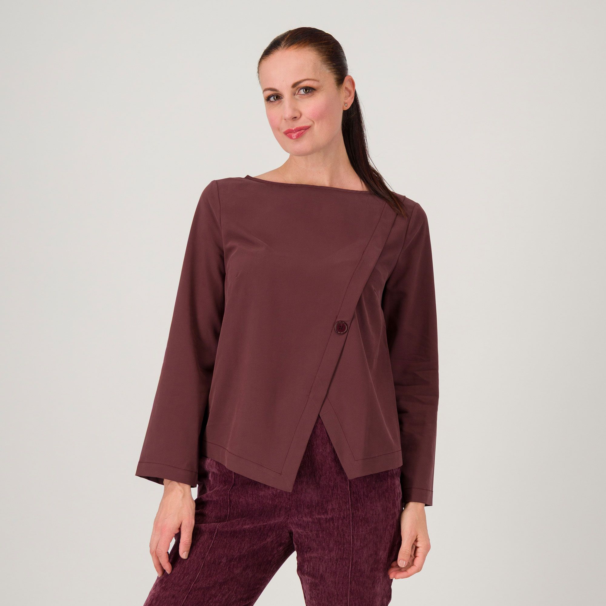 Olly Doo
Blusa in raso
opaco elasticizzato
con modal