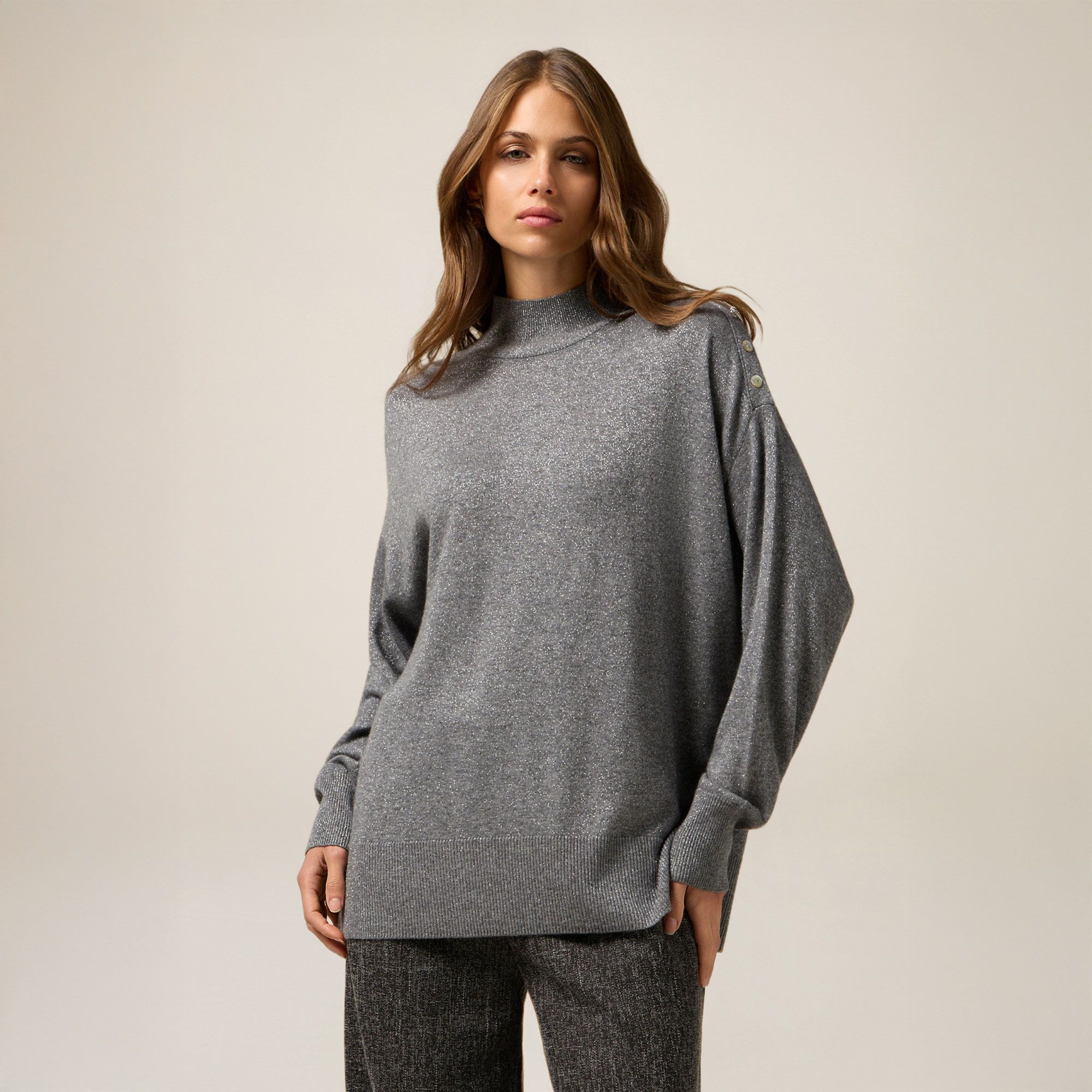 Oltre
Maglia a lupetto
con bottoni gioiello
in madreperla