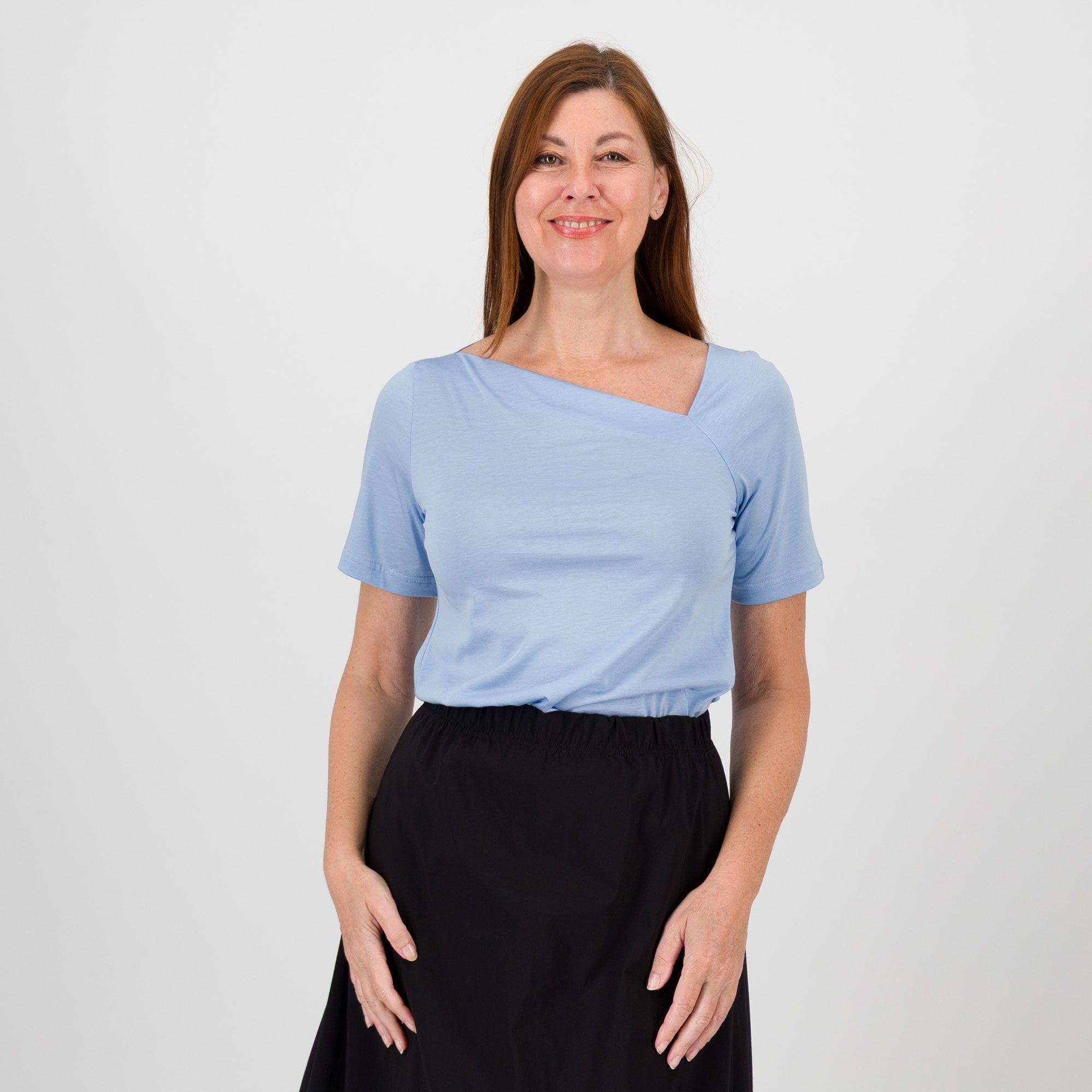 M’ama
T-shirt in cotone
e modal con scollo
asimmetrico