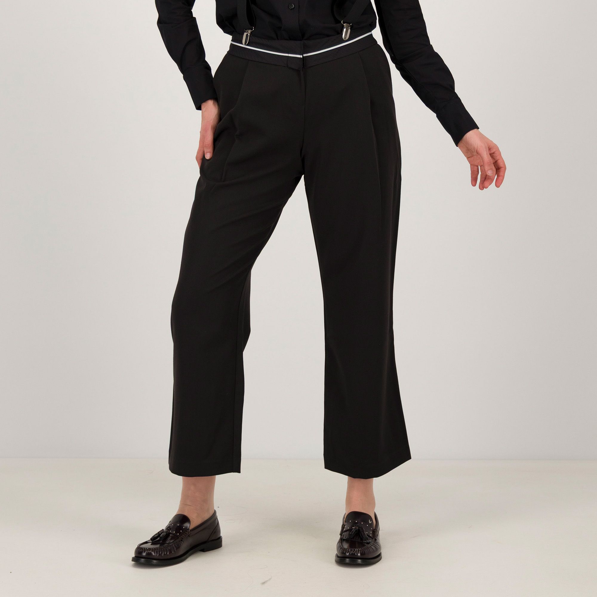 Rebeka Ross
Pantaloni ampi
taglio maschile