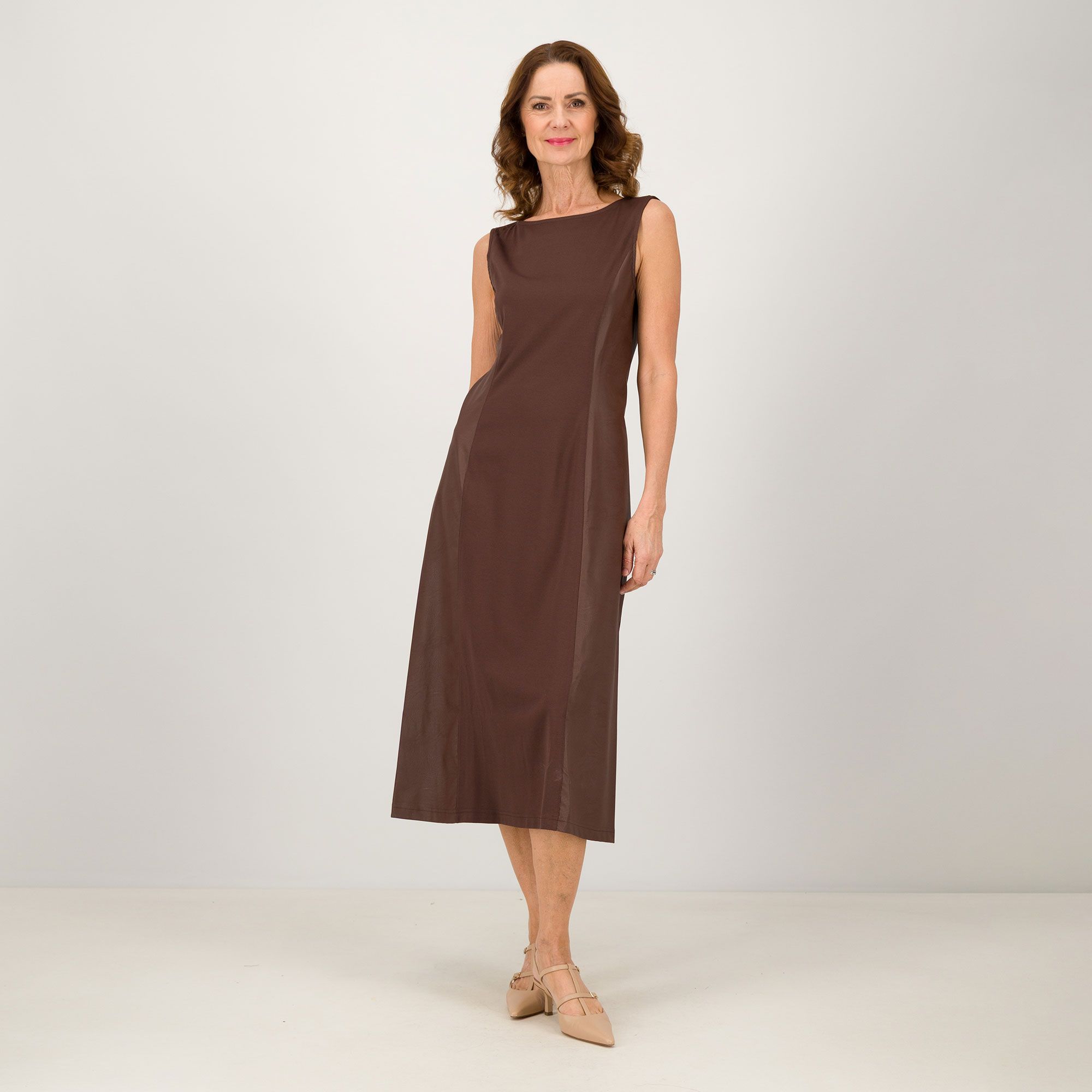 Officina della Moda
Abito lungo smanicato
con inserti
in tessuto spalmato