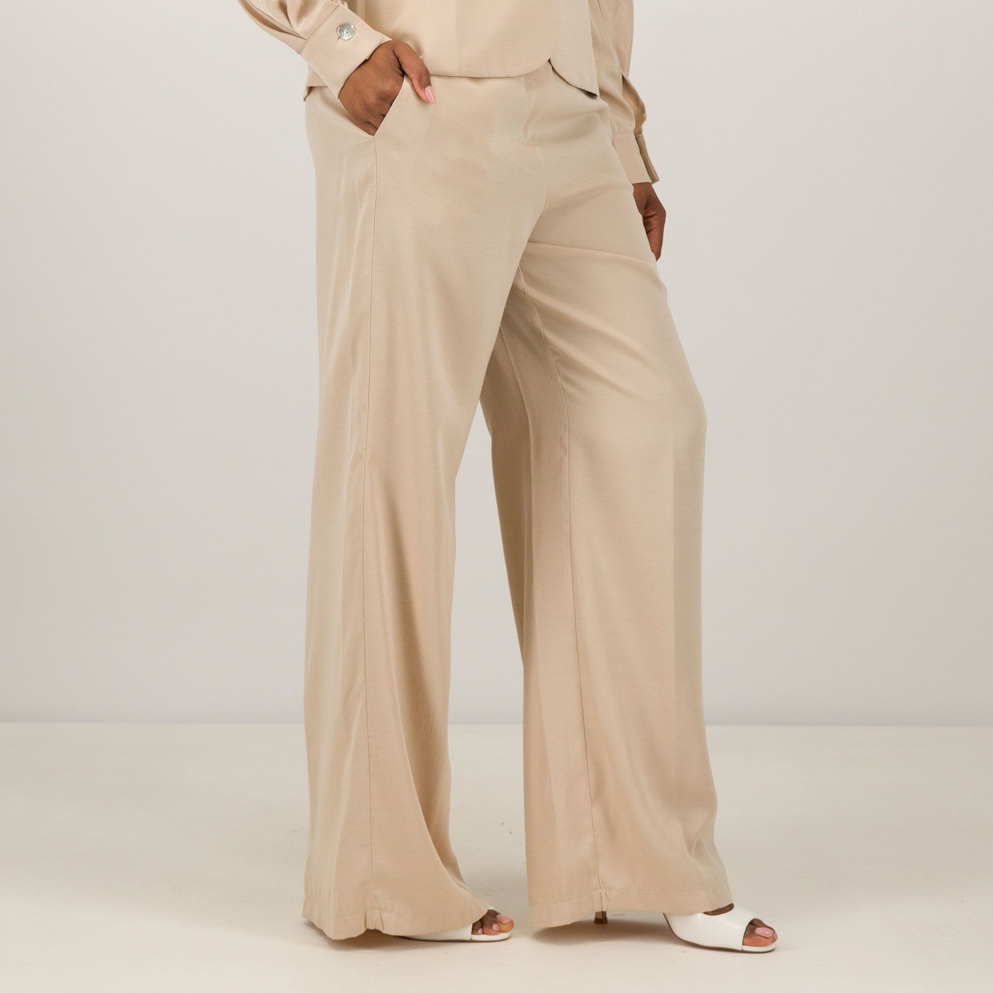 SottoMarino
Pantaloni ampi
a gamba dritta
con tasche