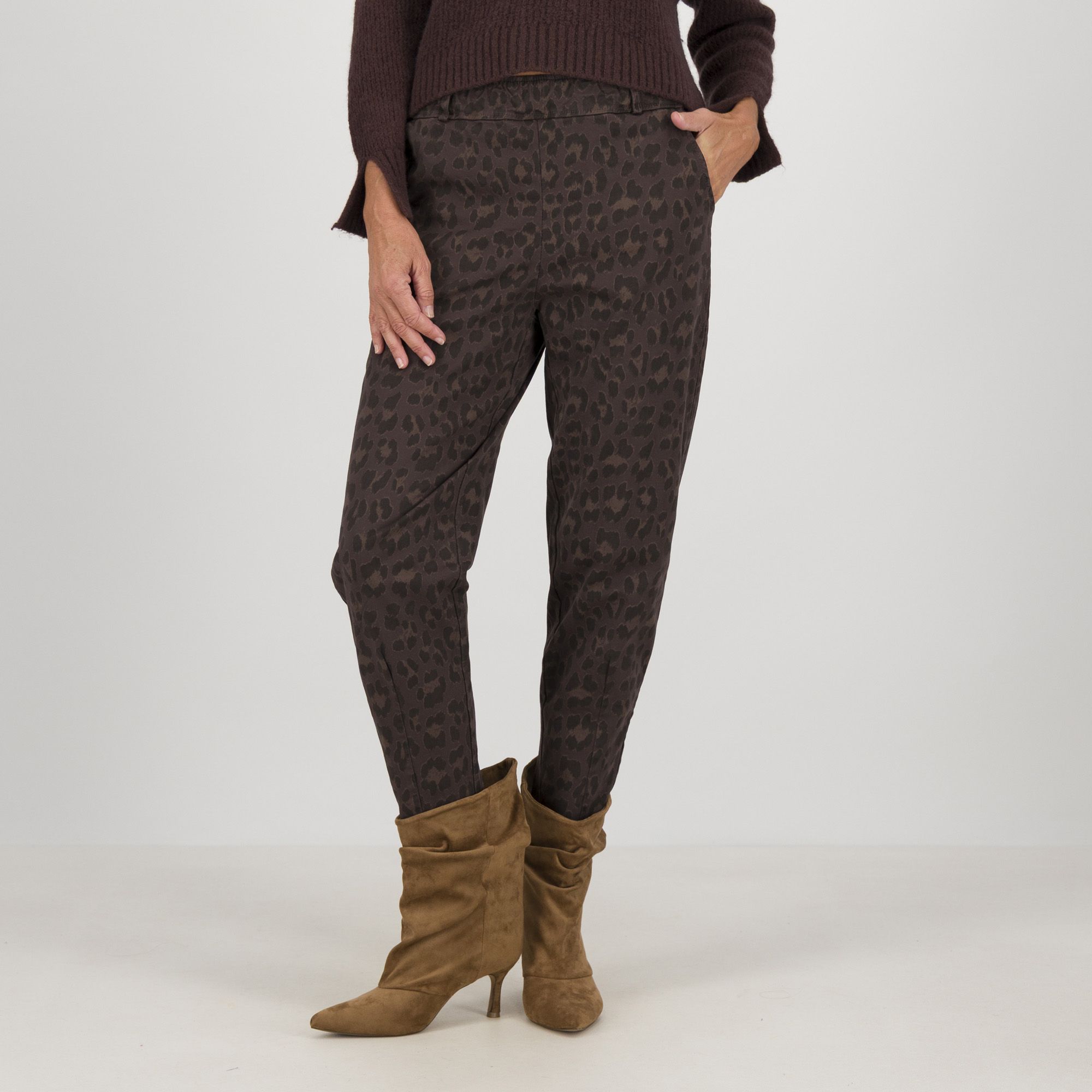 LUCREZIA SCIORTINO
Pantaloni balloon
in gabardina con
fantasia maculata