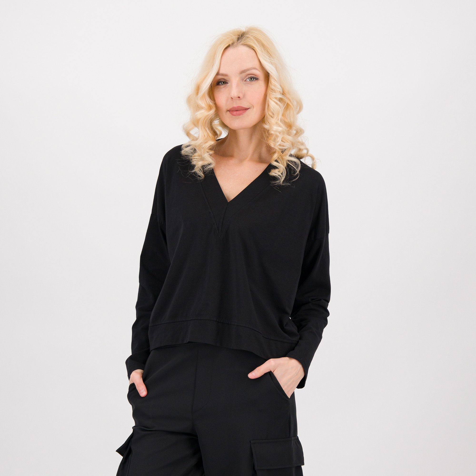 Image of LUCREZIA SCIORTINO T-shirt in jersey di cotone stretch con scollo a V dietro061