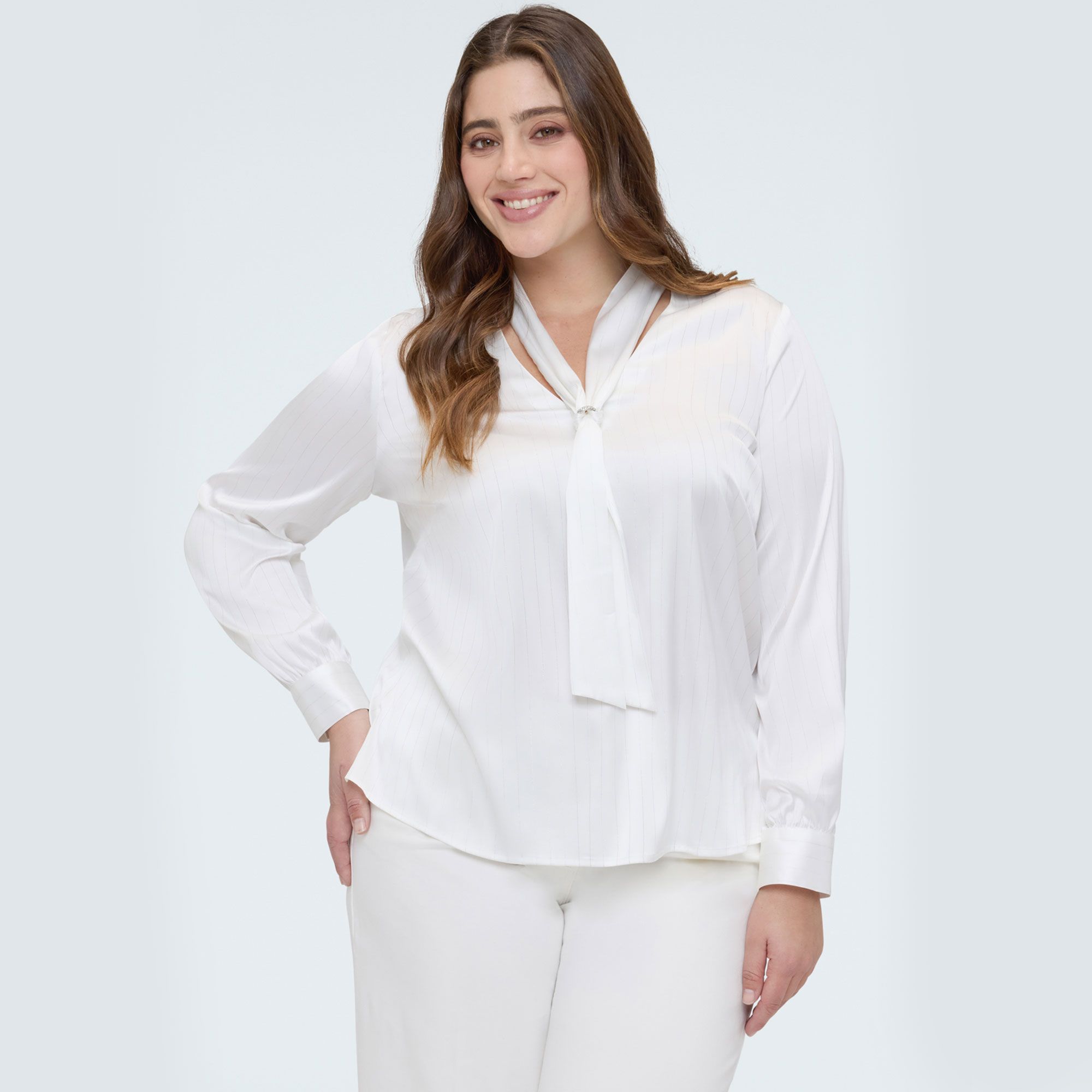 Fiorella Rubino
Blusa in raso
con cravatta
e scollo a V