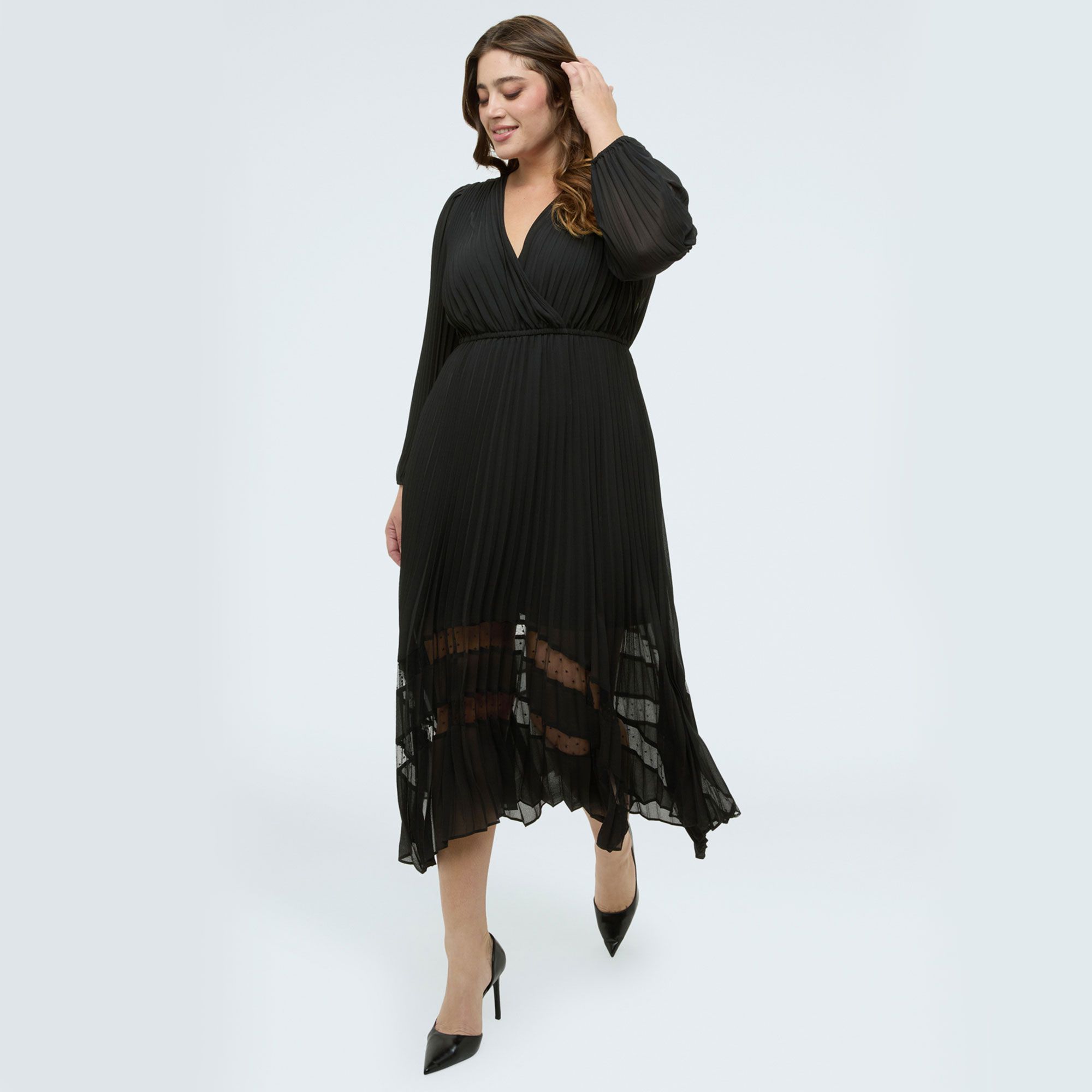 Fiorella Rubino
Abito lungo
con scollo a V
a maniche lunghe