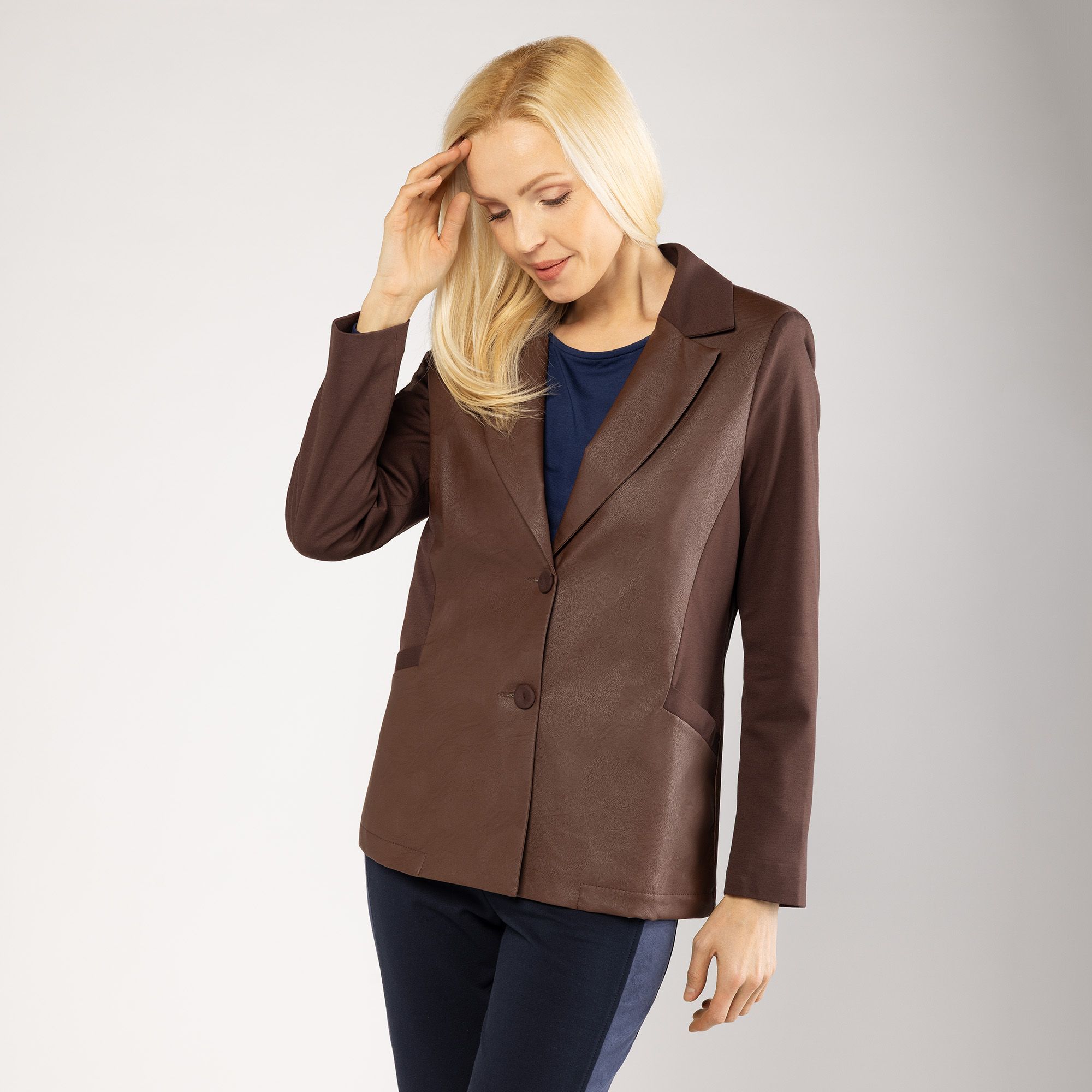 Officina della Moda
Giacca blazer
in tessuto spalmato
e punto Milano