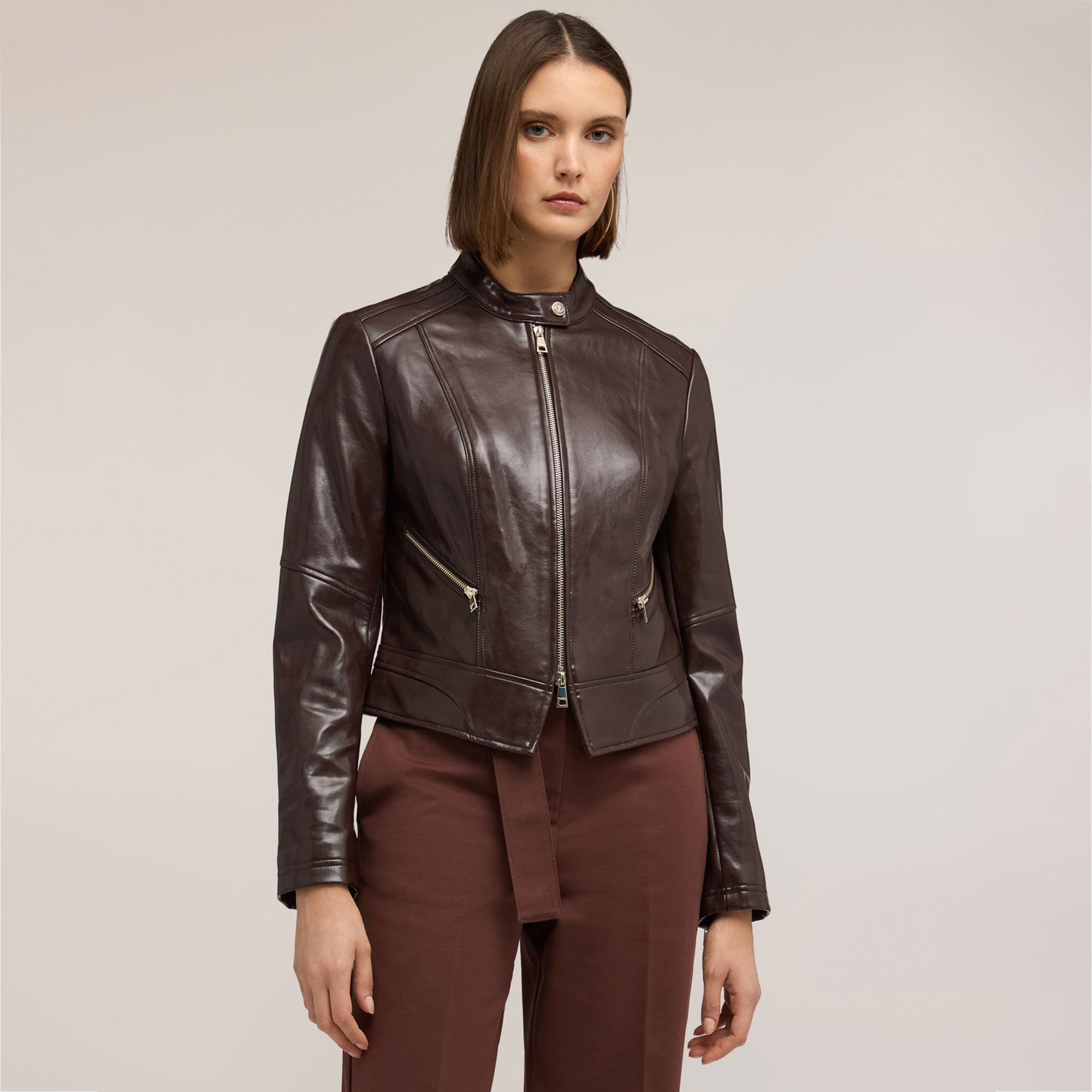 Motivi
Giubbotto in tessuto
spalmato lucido a
maniche lunghe