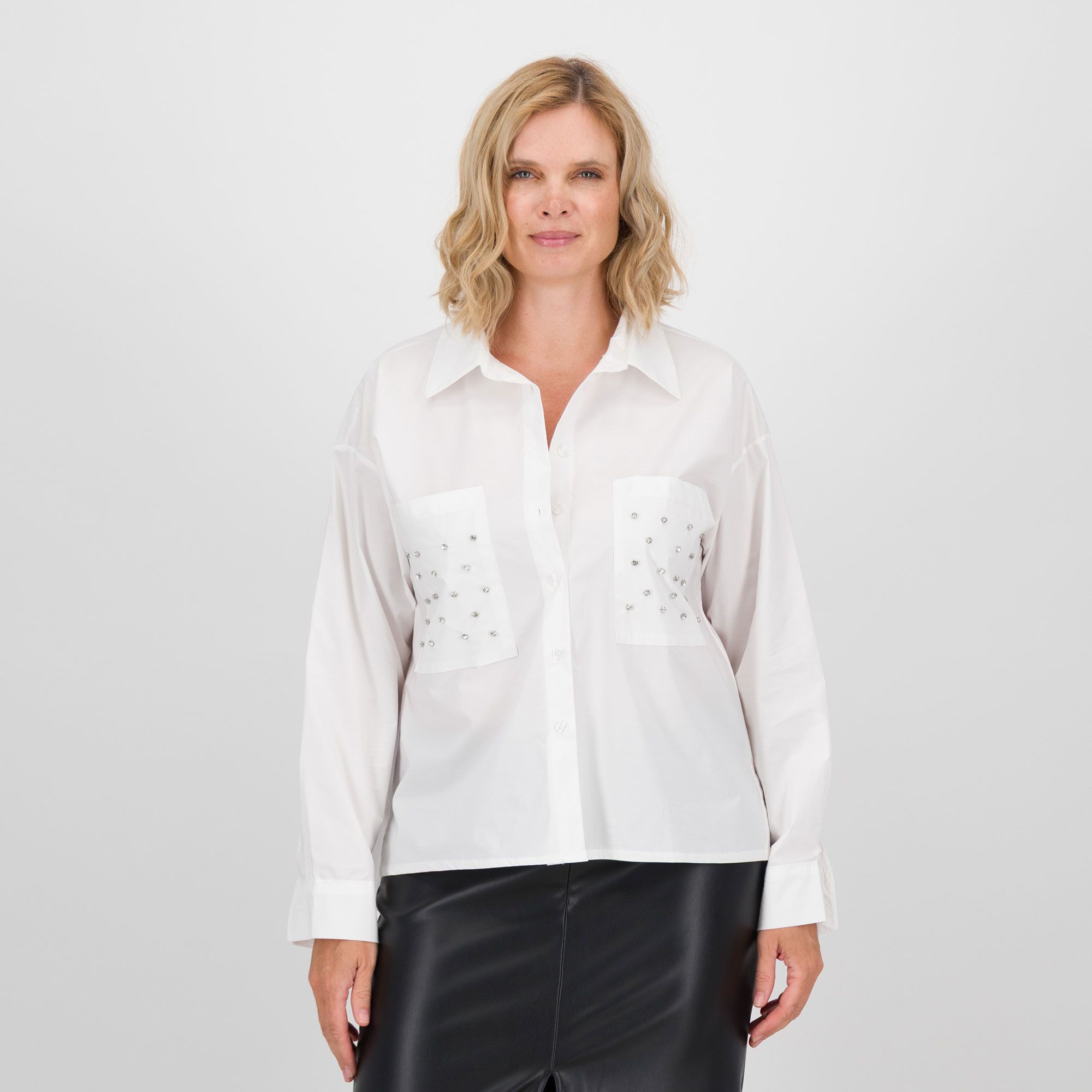 Enjoy
Camicia in popeline
elasticizzato
con taschini