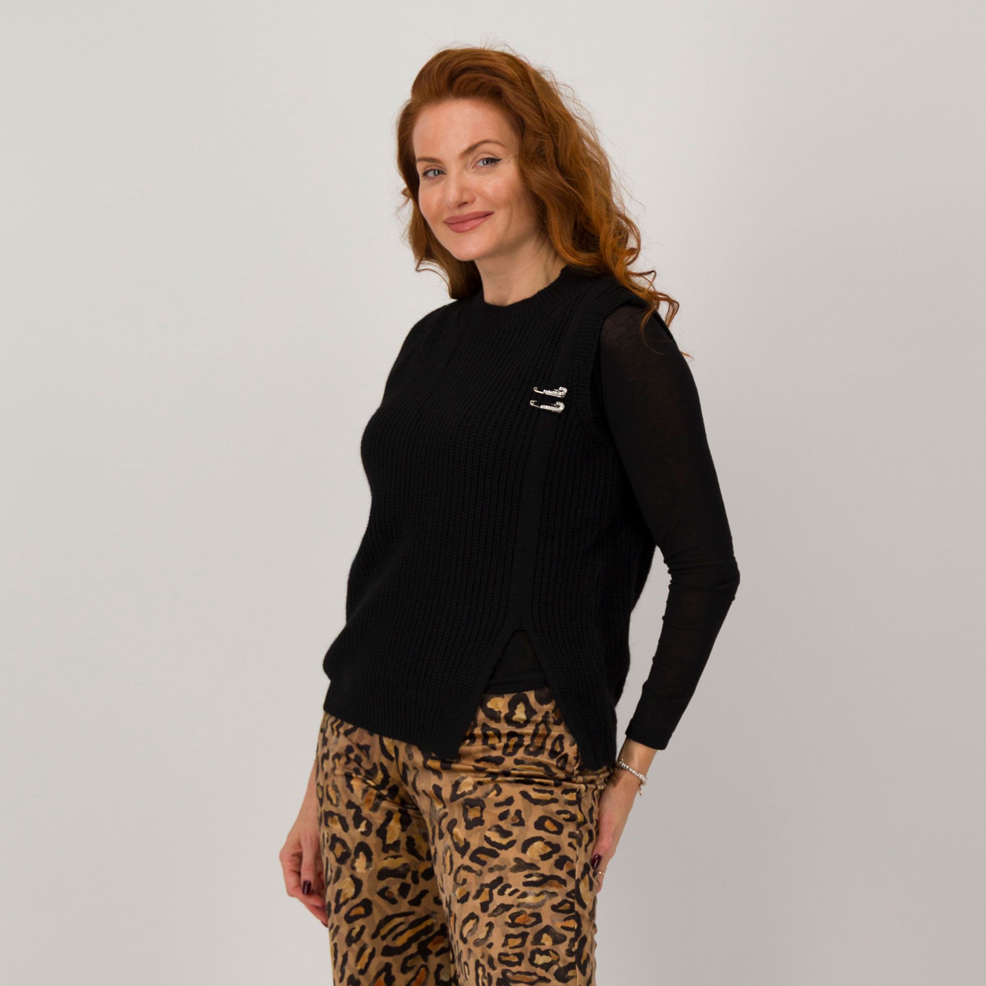 Rebeka Ross
Gilet girocollo
in maglia con spille
e spacco al fondo