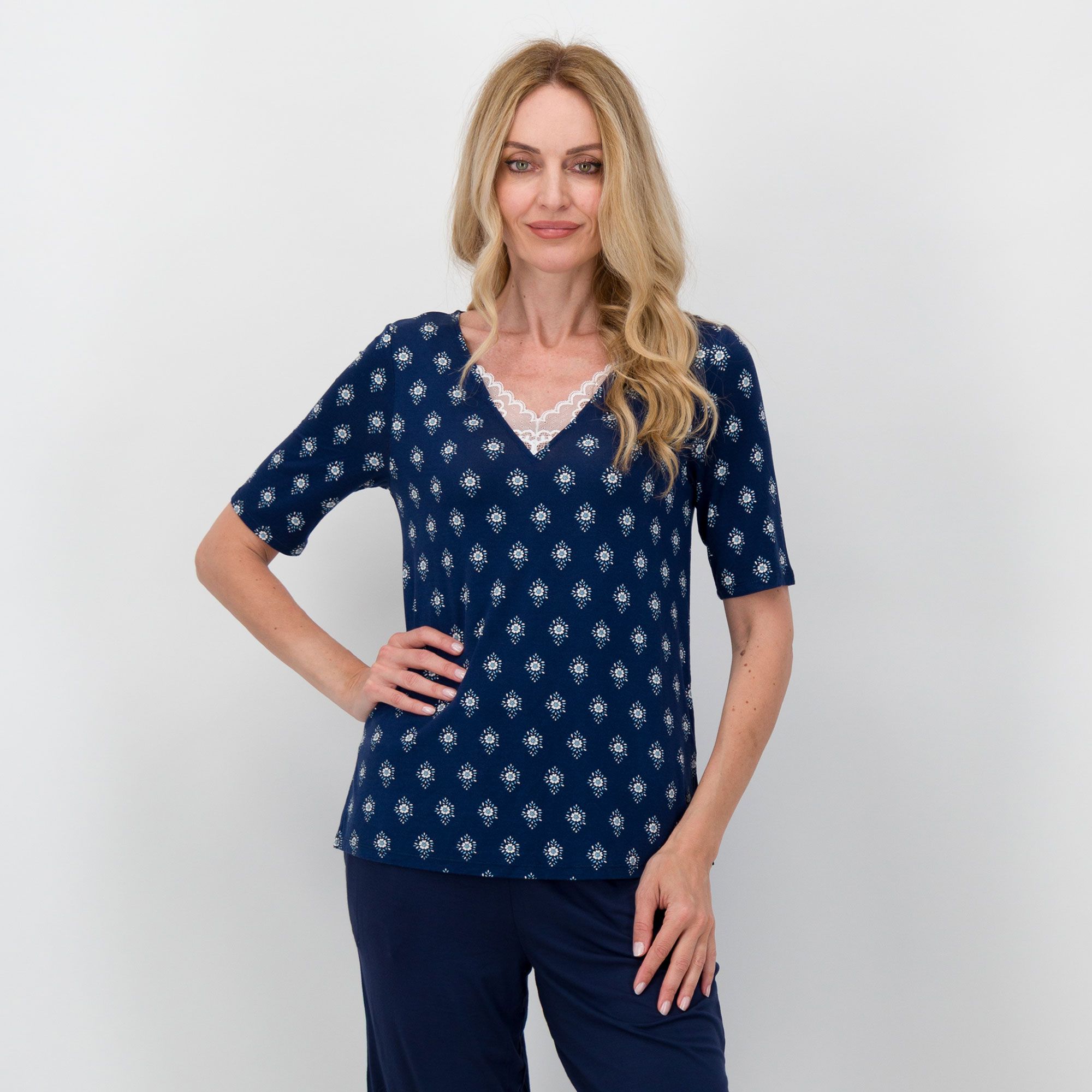 Cuddle Duds
Maglia in pizzo
con scollo a V