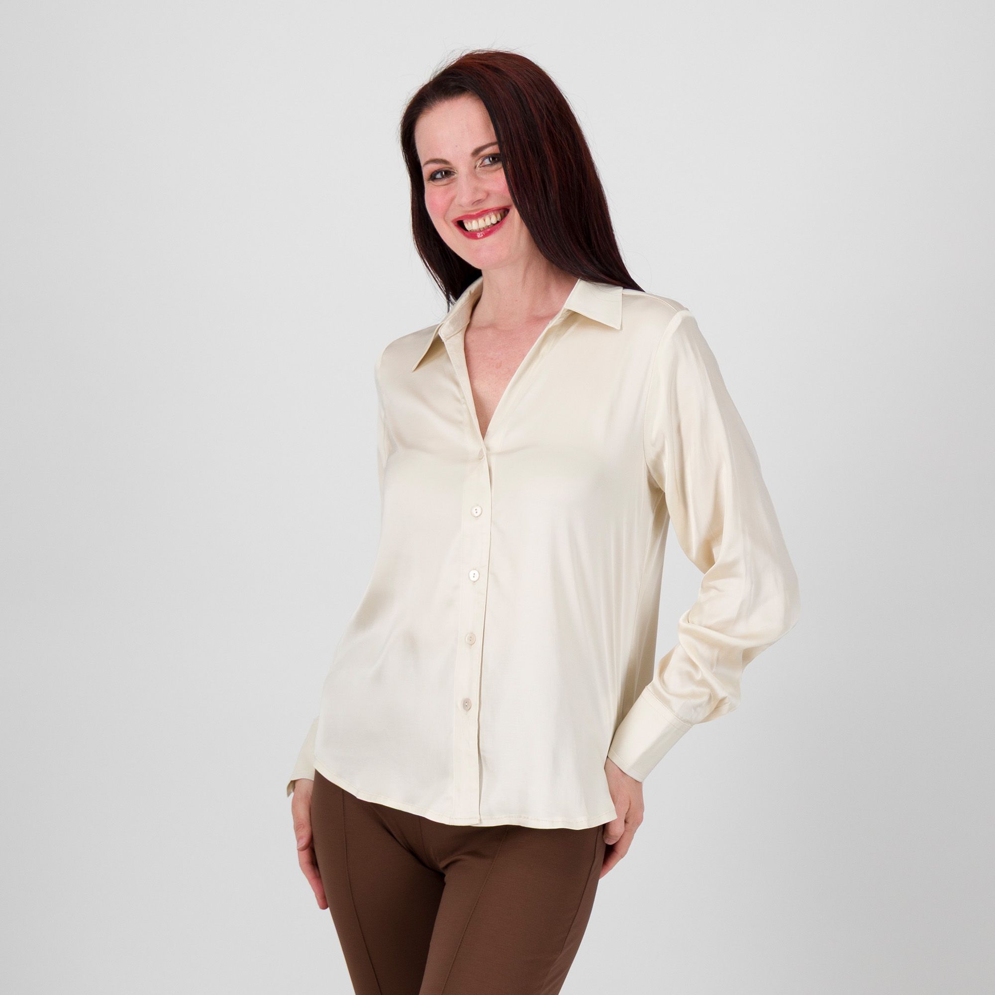 Officina della Moda
Camicia in raso
di viscosa con
scollo a V