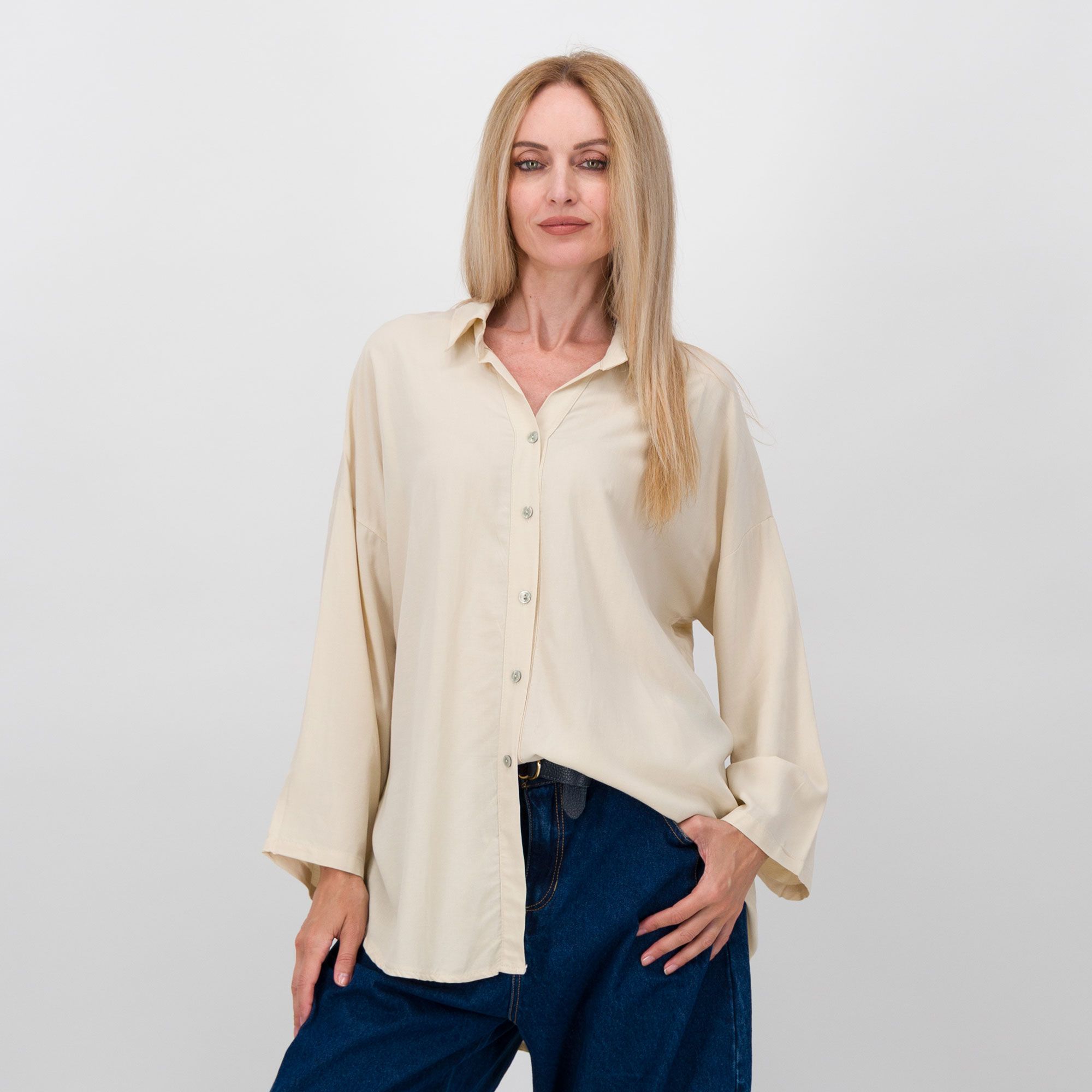 Lucrezia Sciortino
Camicia in viscosa
e lino a maniche
lunghe