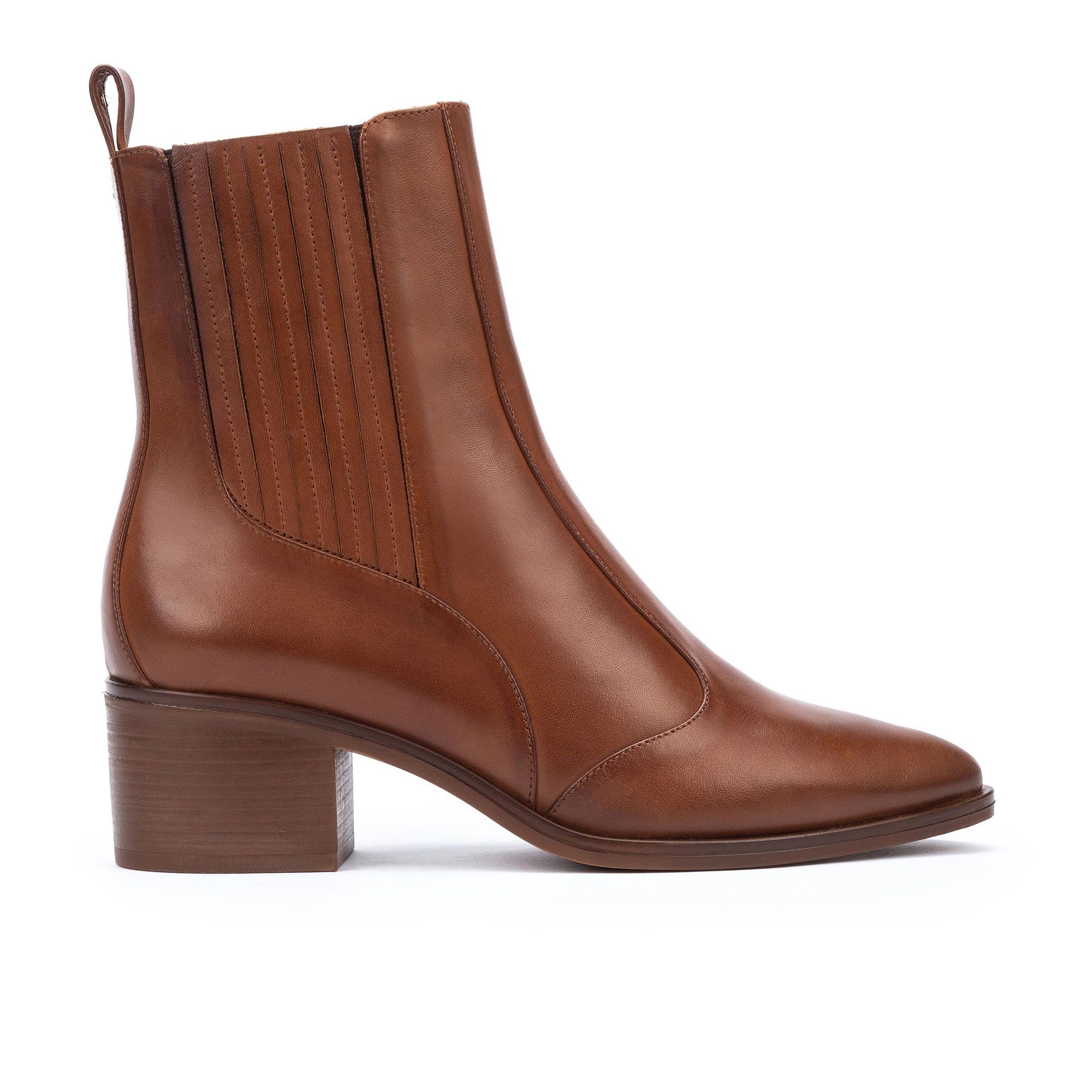 Martinelli
Stivaletti a punta
in pelle con inserto
elastico, tacco 5,5cm