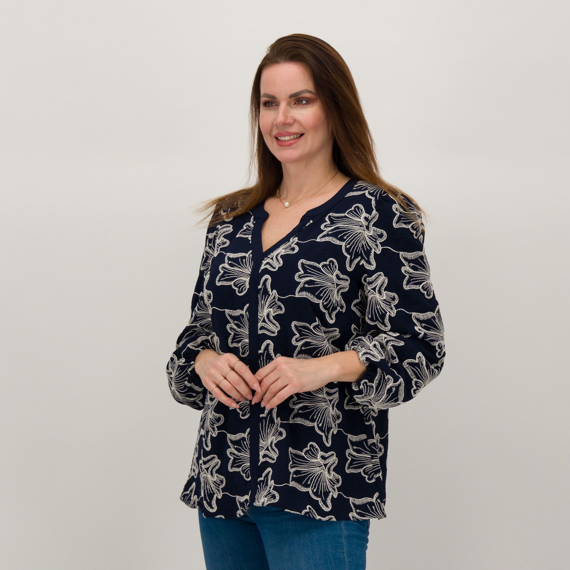 Nina Leonard
Blusa con
ricamo floreale
e scollo tondo