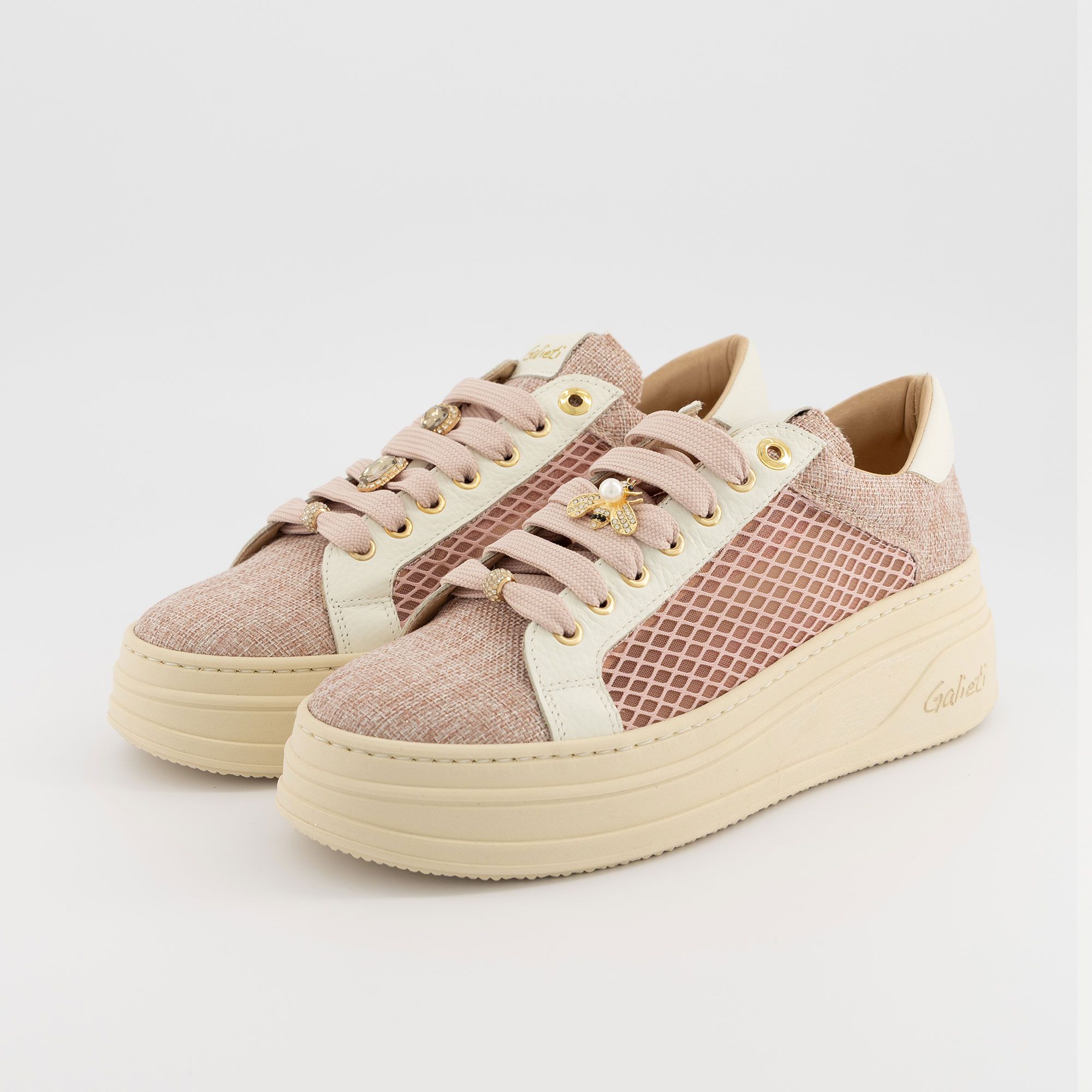 Galieti
Sneaker in pelle
con inserto in rete
e suola 6 cm