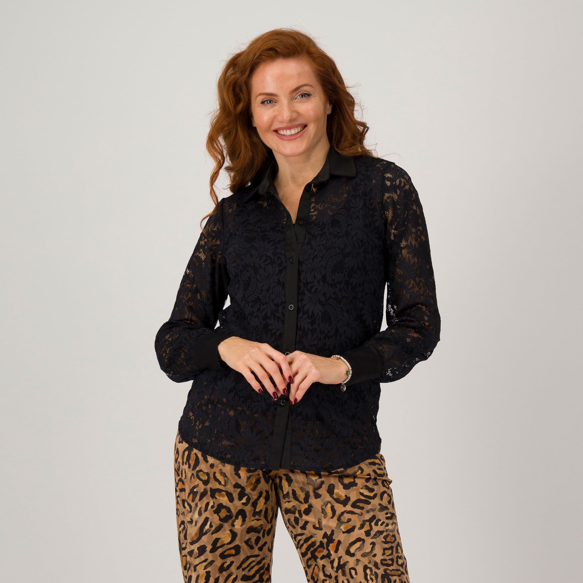 Rebeka Ross
Camicia in pizzo
con polsini e
colletto in raso