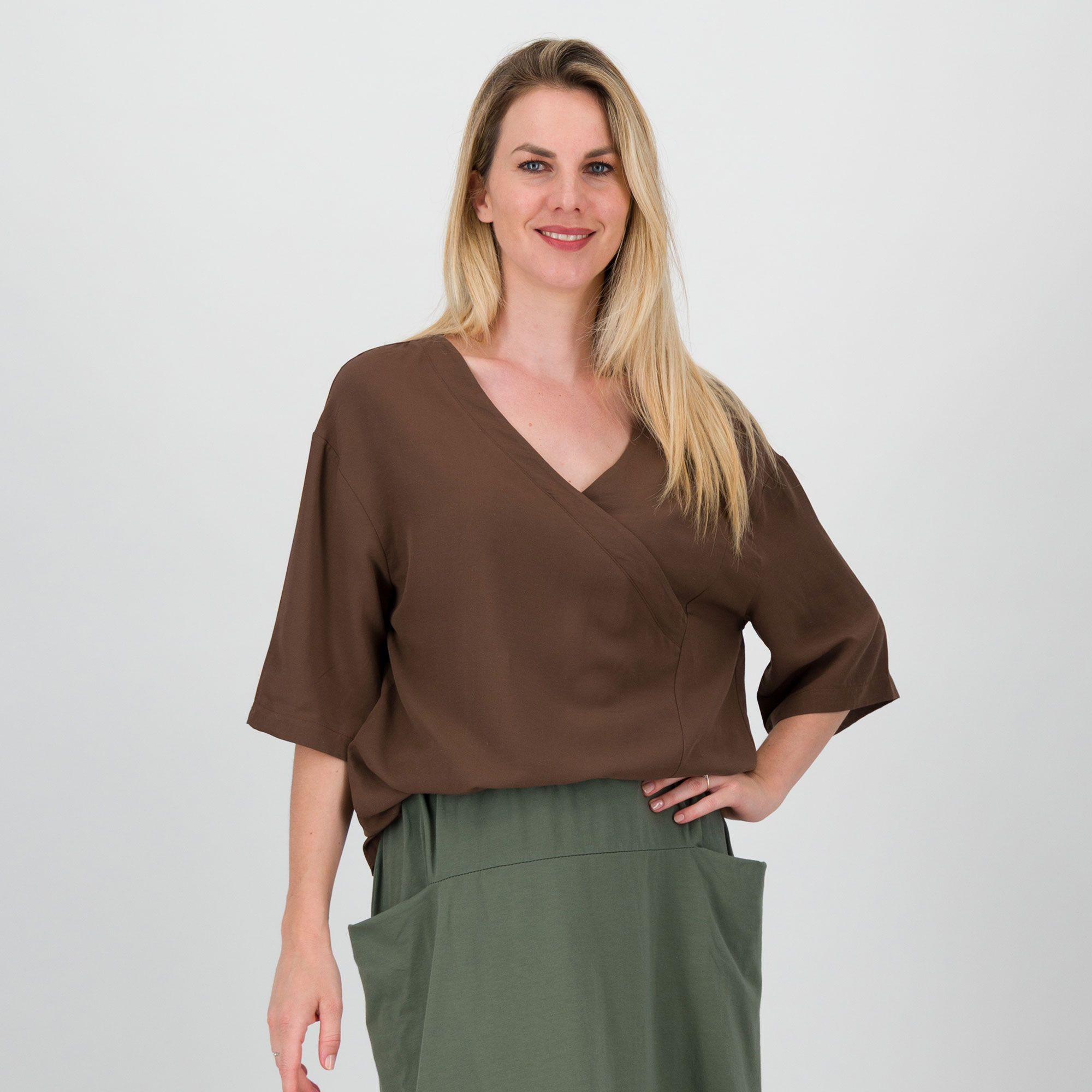 Lucrezia Sciortino
Blusa in viscosa
e lino con scollo
a V