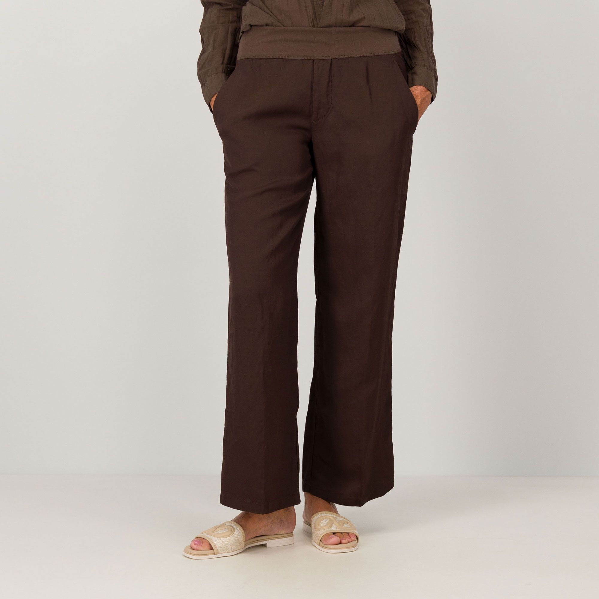 Colour Lab
Pantaloni ampi
in misto viscosa
con lino e tasche