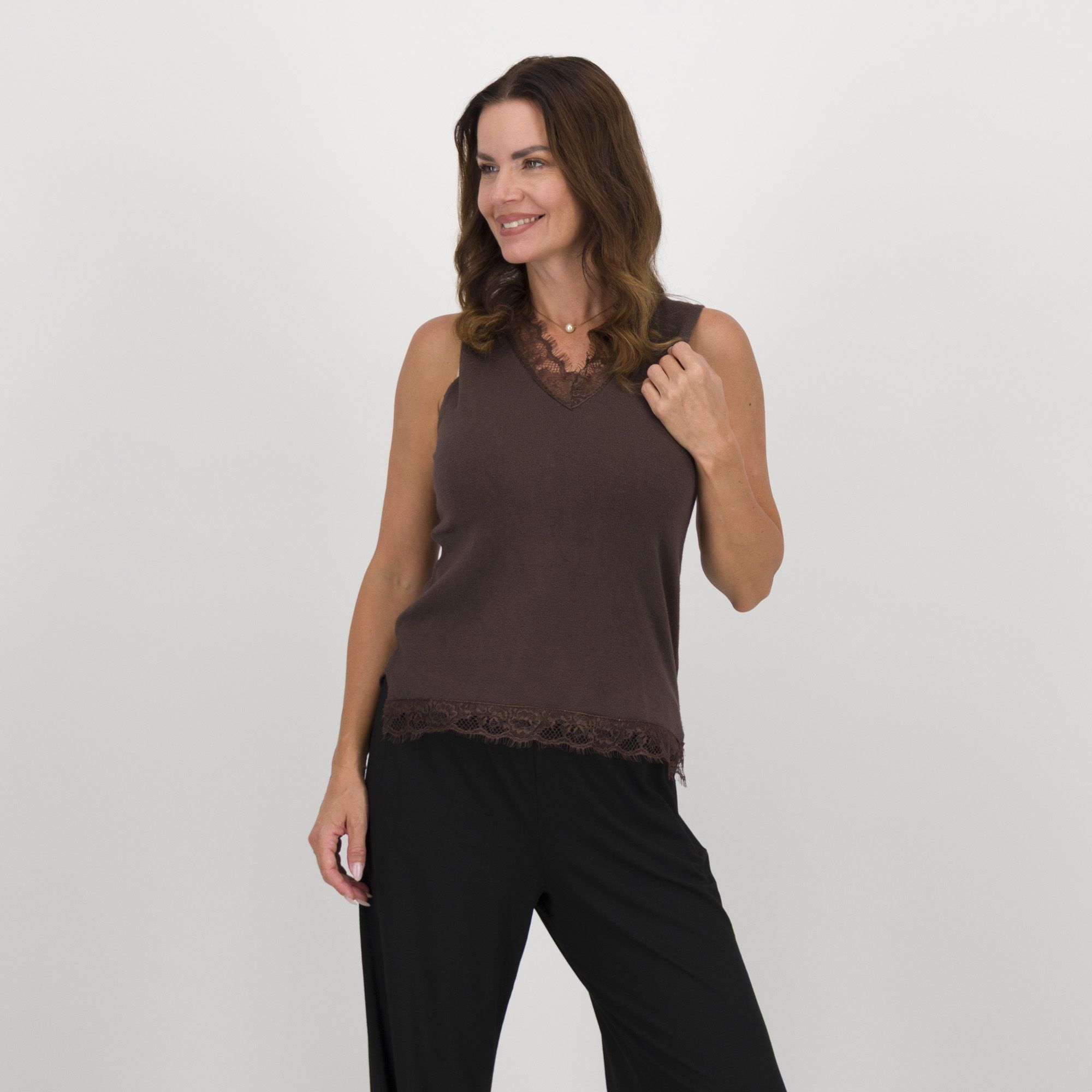 Enjoy Tricot
Canotta smacchinata
in filato misto
viscosa con pizzo