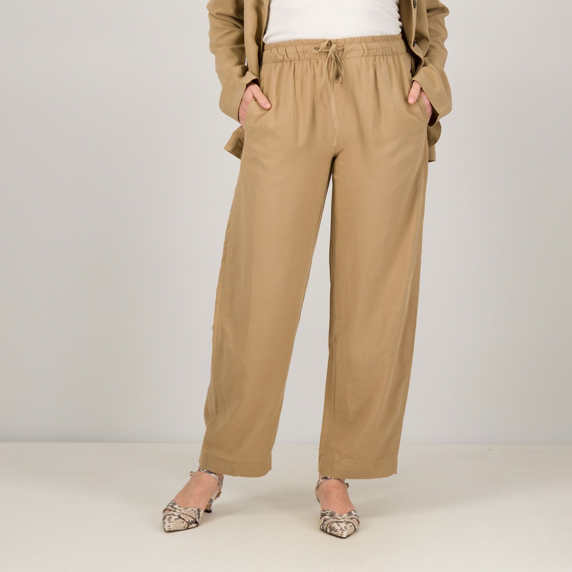 Lucrezia Sciortino
Pantaloni jogger
linea a carota
con elastico