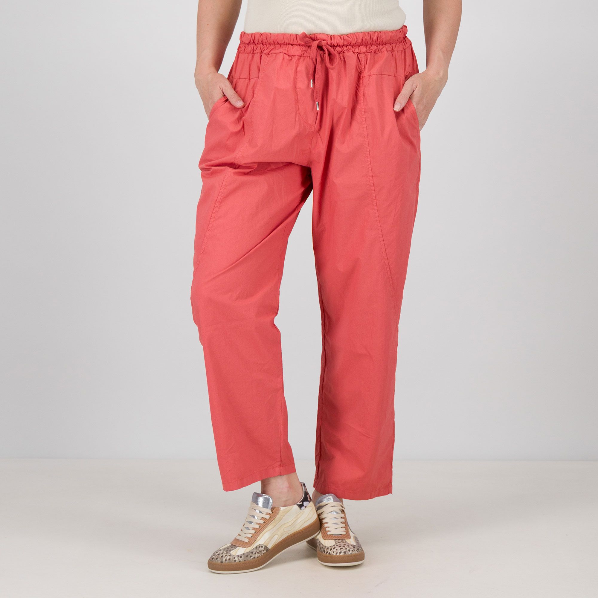 Lucrezia Sciortino
Pantaloni a carota
in cotone con
elastico