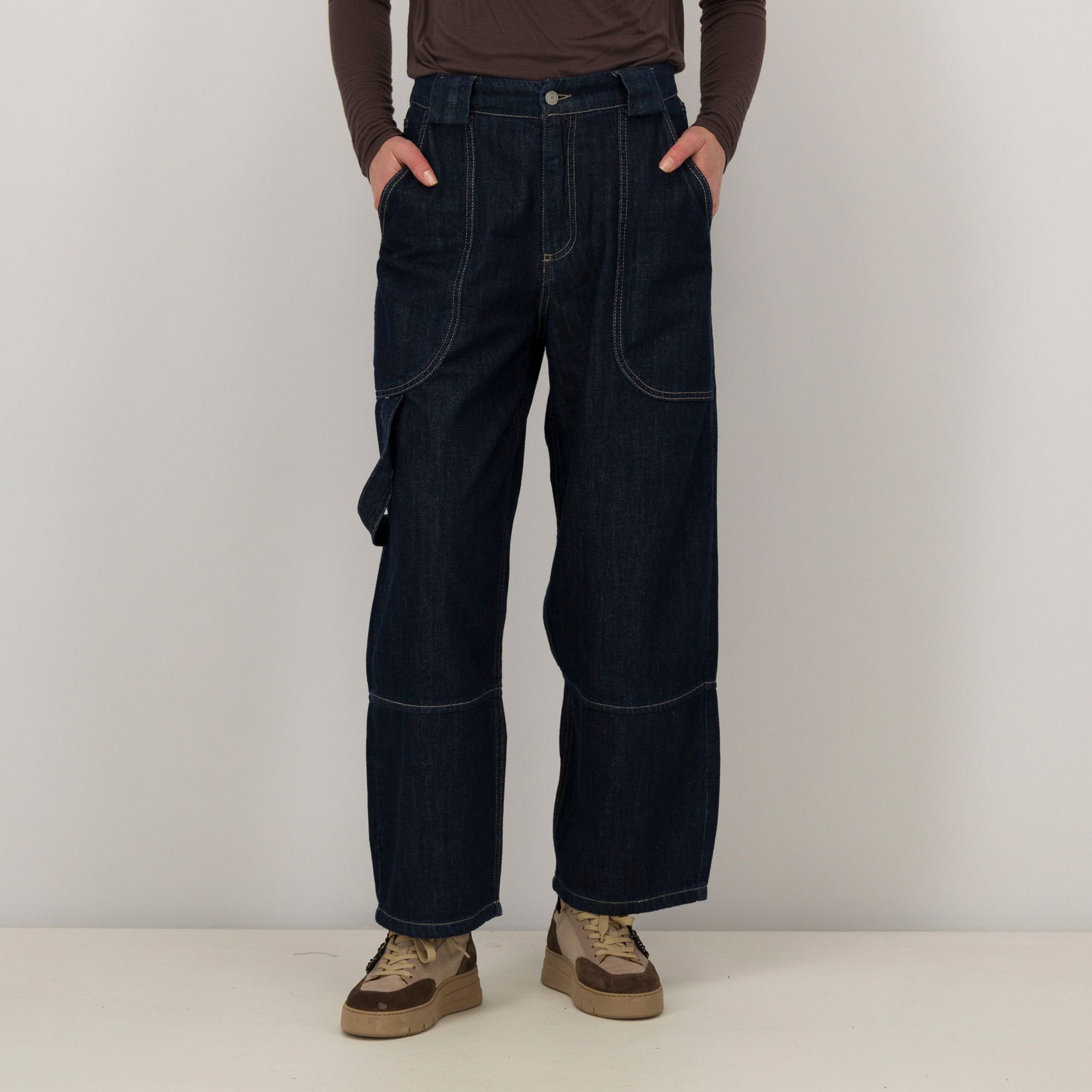 Lucrezia Sciortino
Jeans con tasche
e elastico