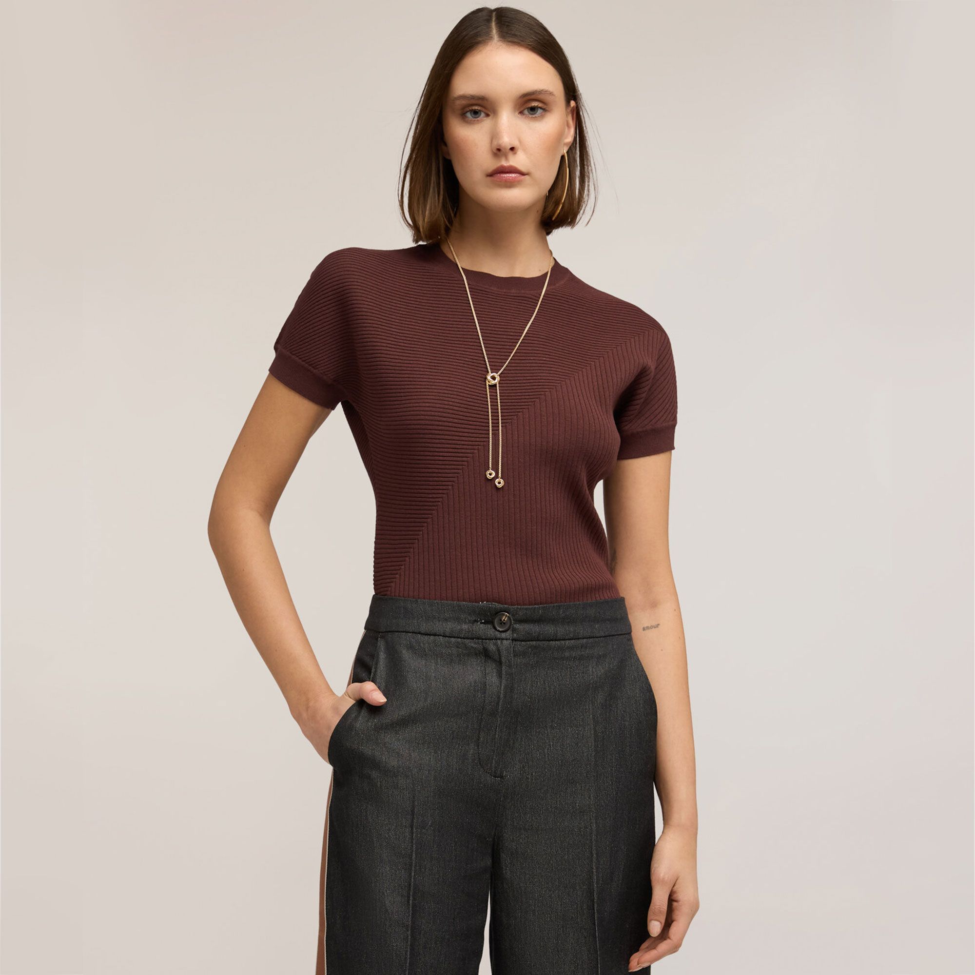 Motivi
Maglia con scollo
tondo a maniche
corte