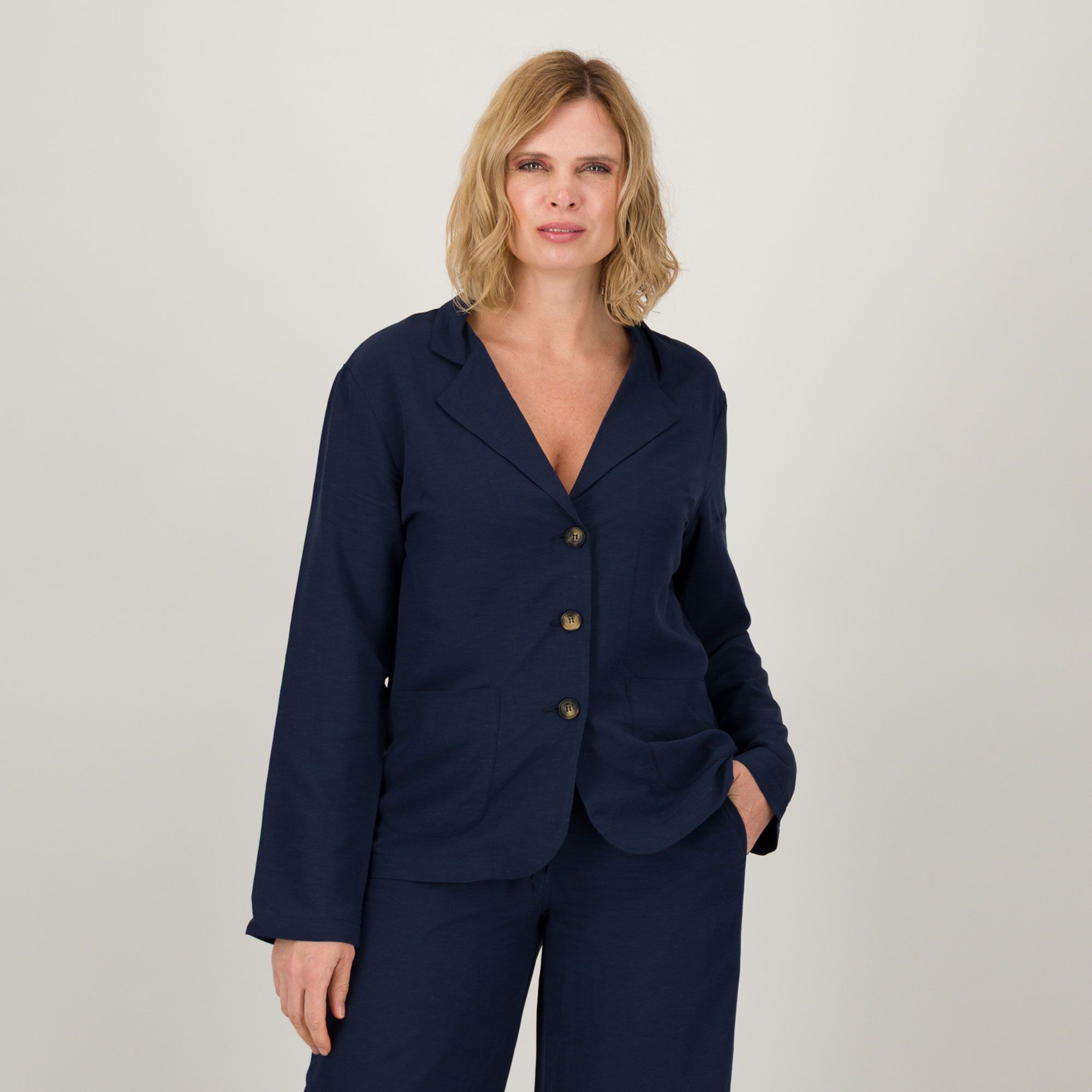 Lucrezia Sciortino
Giacca in viscosa
con collo rever a
maniche lunghe