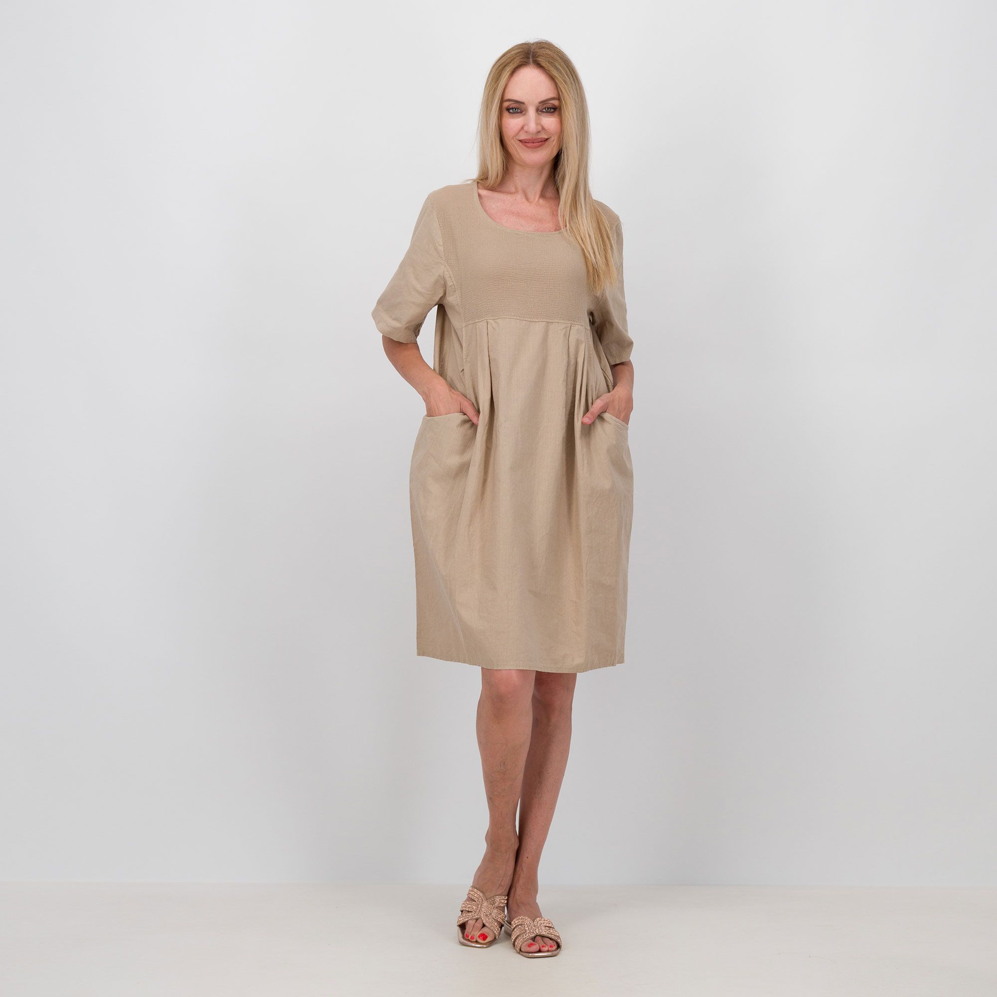 Lucrezia Sciortino
Abito midi in lino
e cotone con scollo
tondo