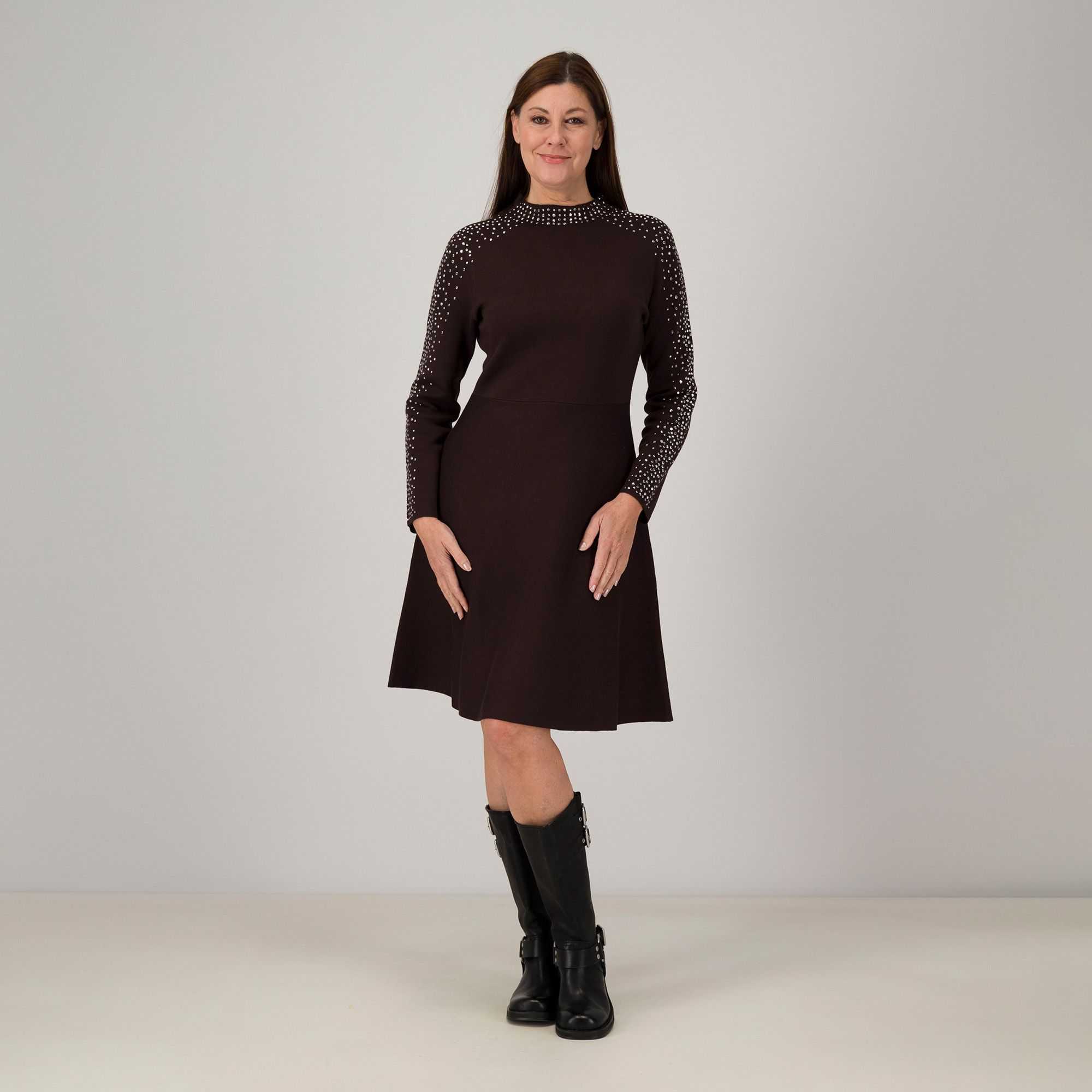 Nina Leonard
Abito midi in maglia
con collo alto
e borchie
