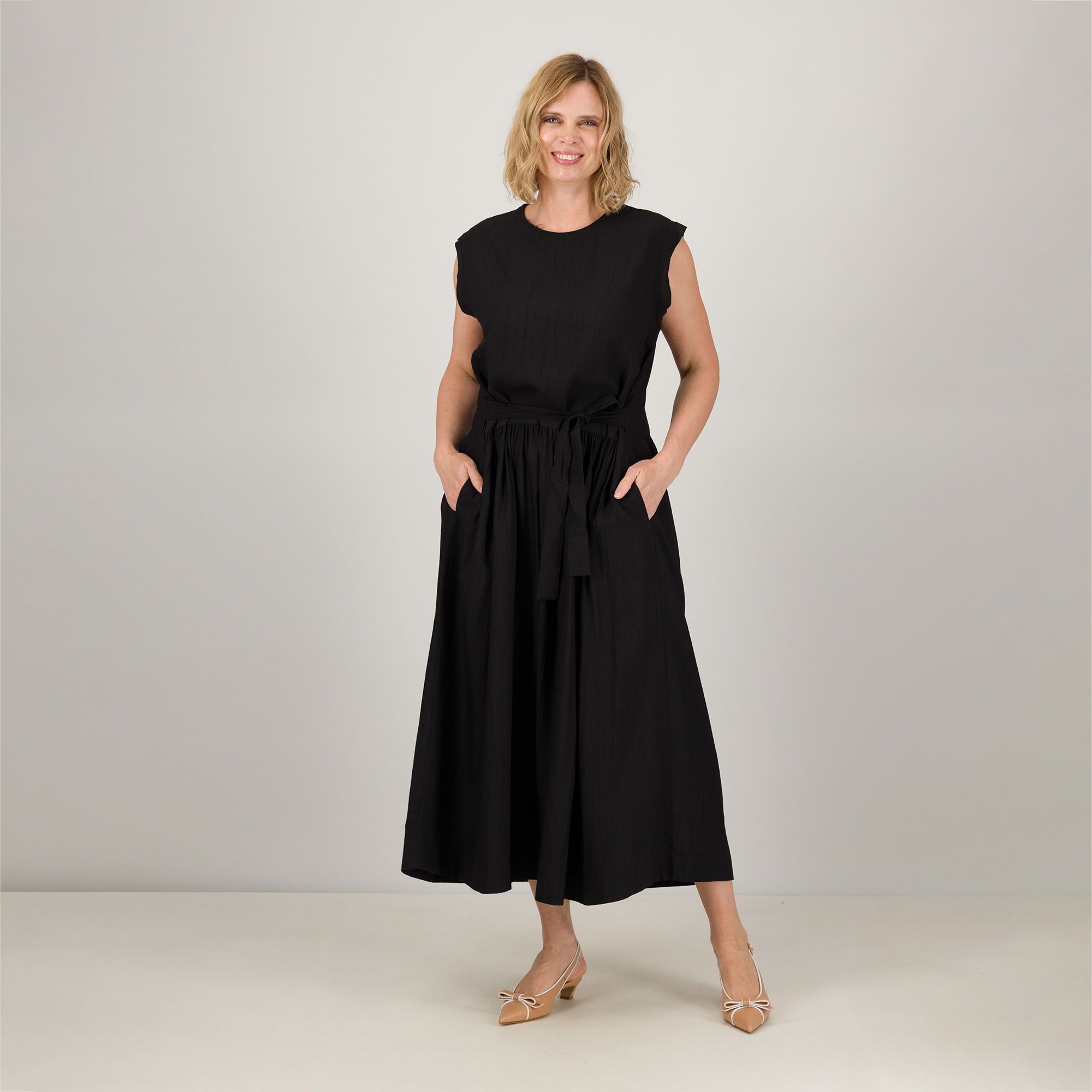 Lucrezia Sciortino
Abito lungo 
smanicato con
effetto stropicciato