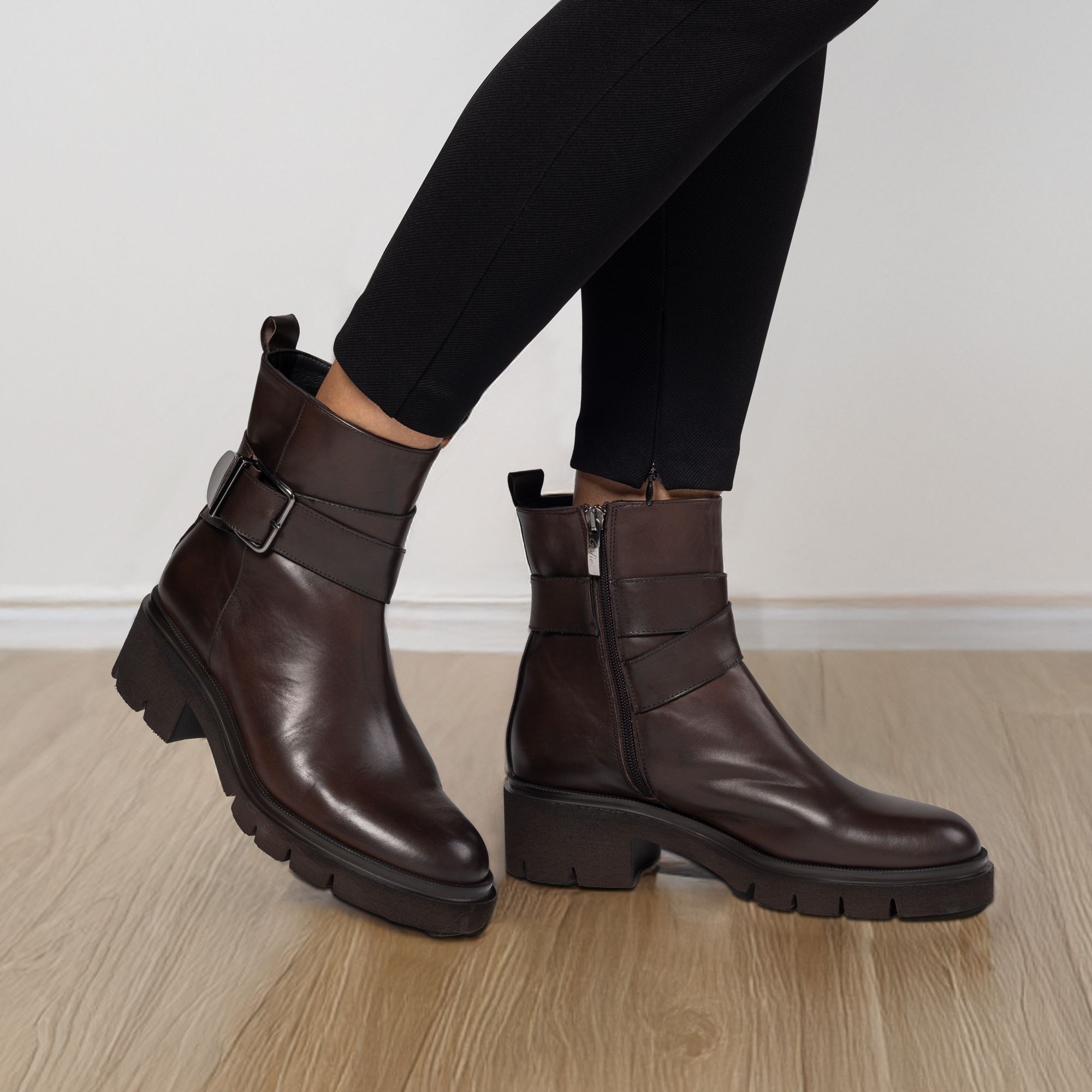 Galieti
Stivaletti in pelle
con doppio cinturino
e tacco 5,5 cm