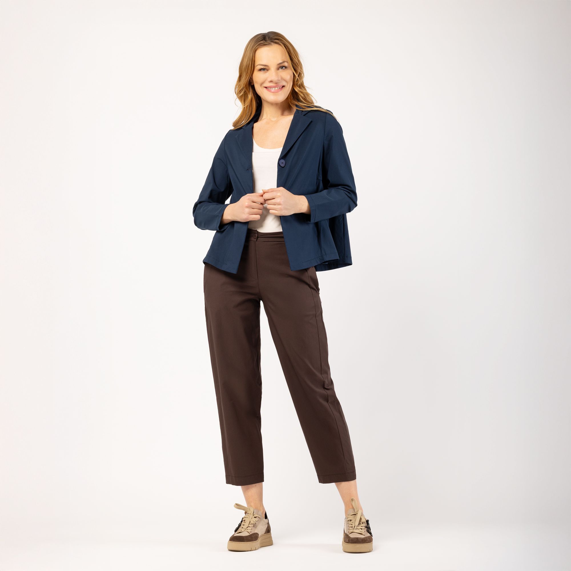 Lucrezia Sciortino
Giacca in tessuto
super stretch con
collo rever