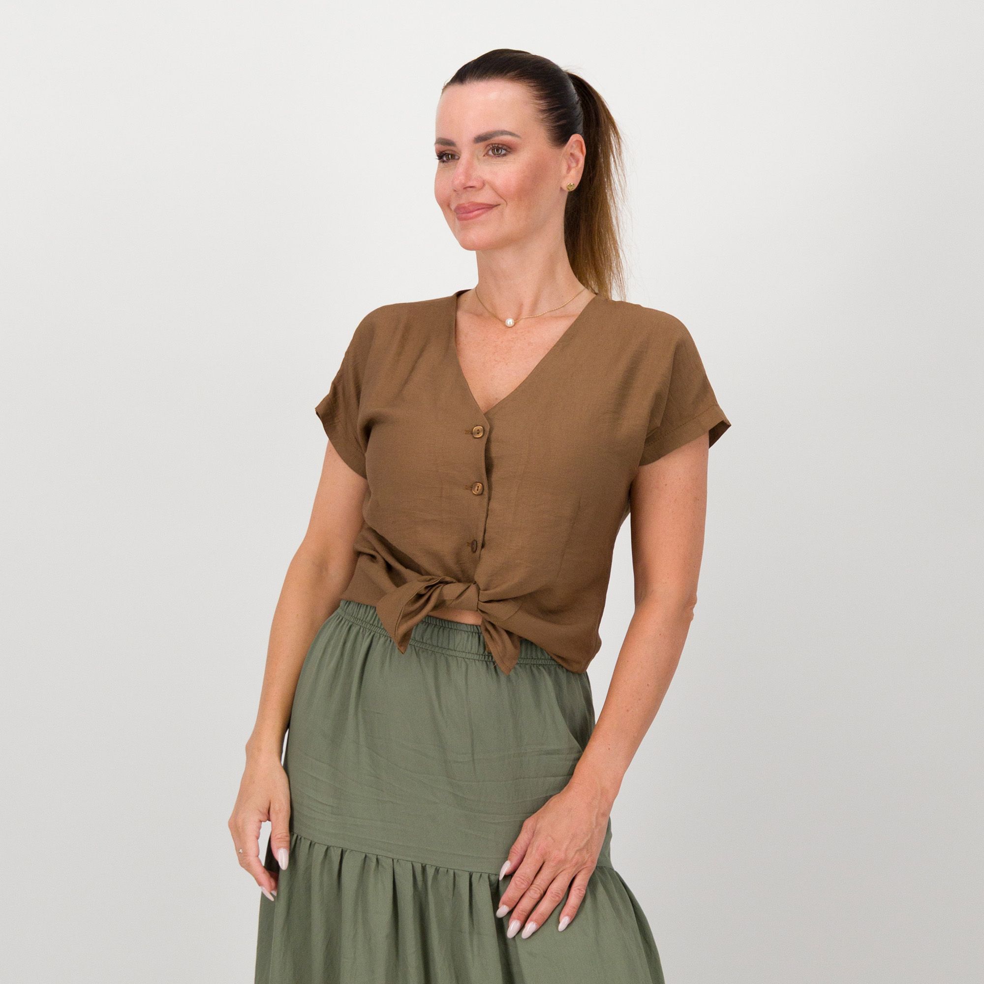 Officina della Moda
Camicia scollo a V
con manica scesa
e tessuto mosso