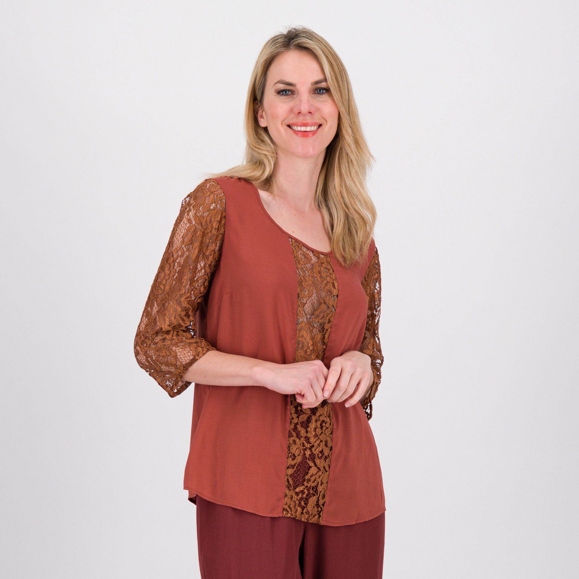 Image of Caterina Lancini Blusa in viscosa con maniche e inserto in pizzo061