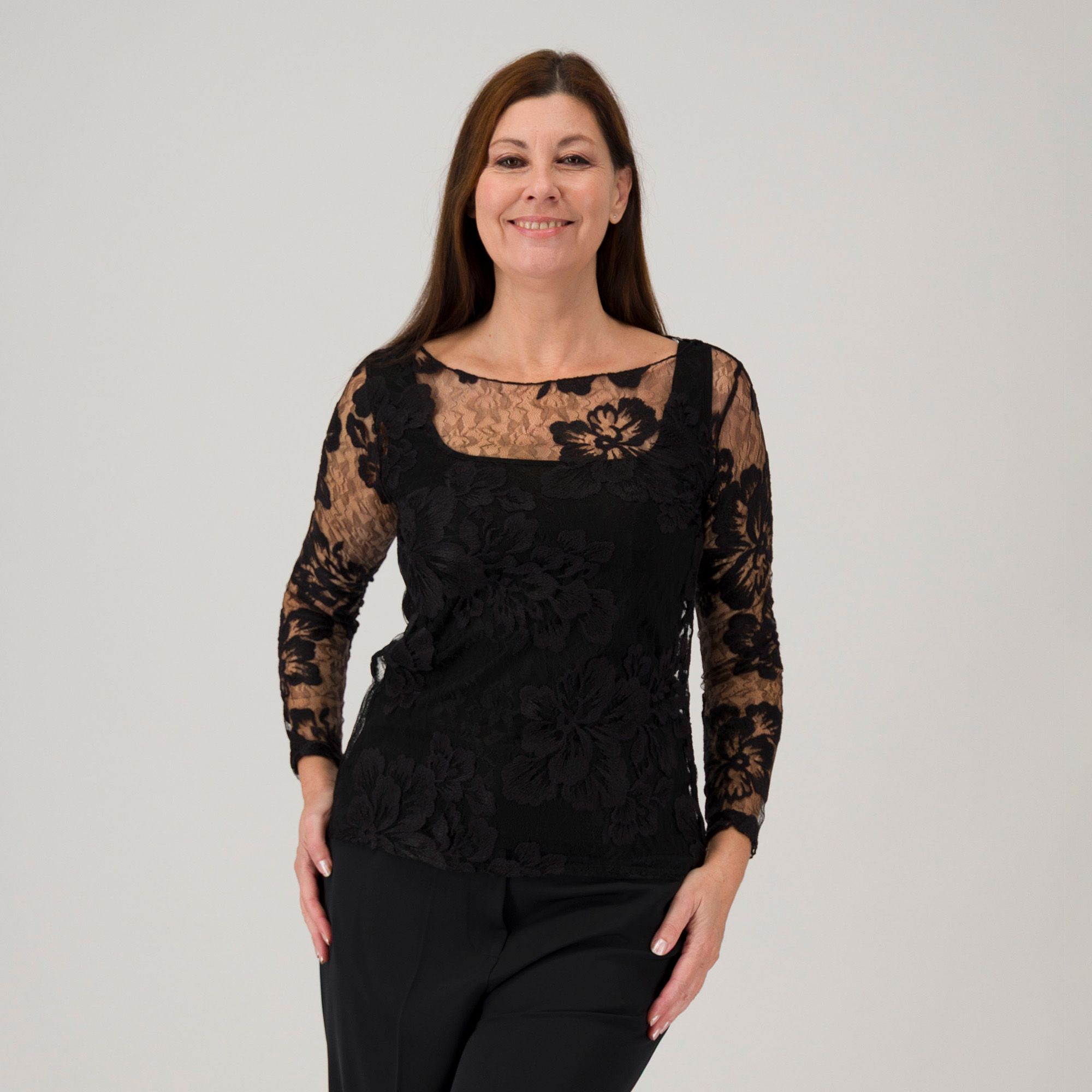 Mood Atelier
Blusa in pizzo
a manica lunga
con canotta sotto