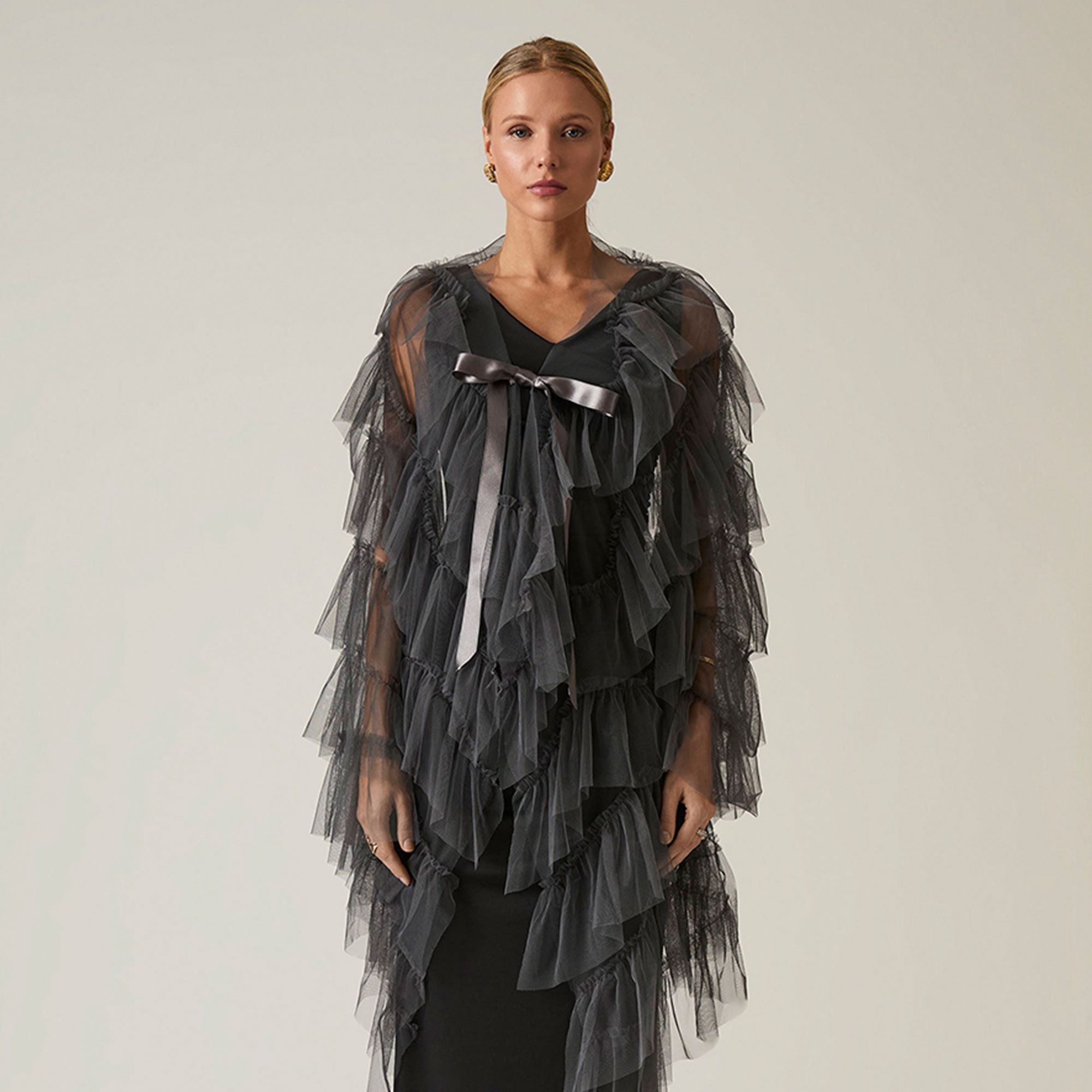 James Lakeland
Scialle in tulle
con balze arricciate