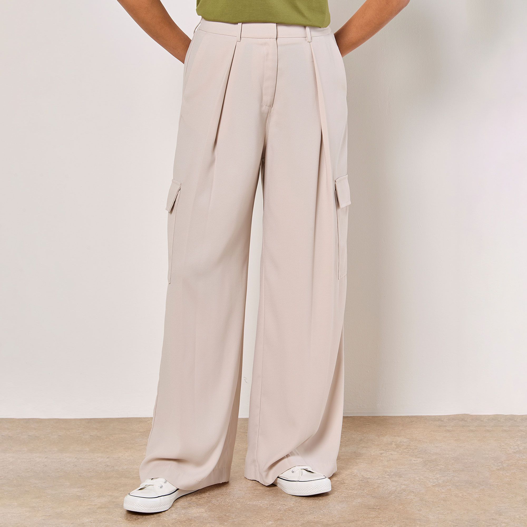 Image of Apricot Pantaloni cargo gamba ampia in crêpe con tasche inserite061