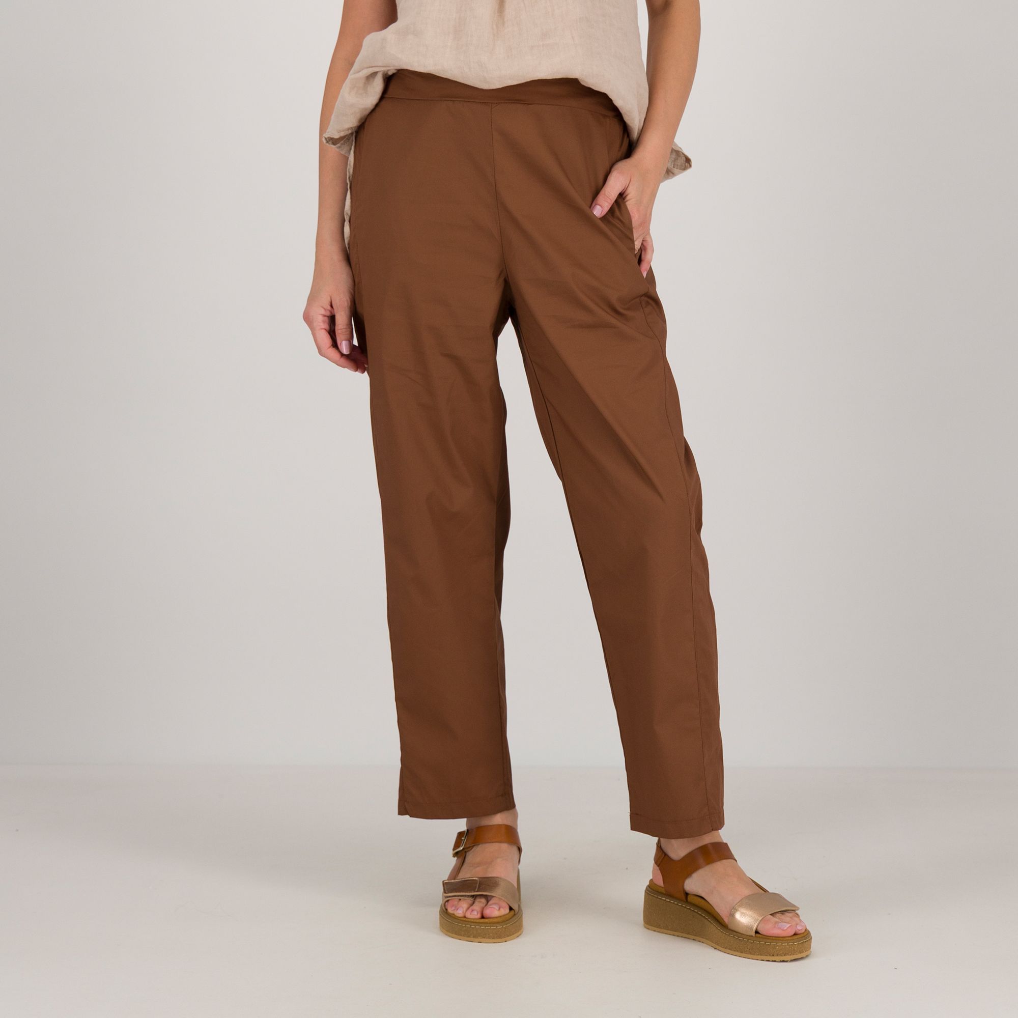 Lucrezia Sciortino
Pantaloni a carota
con risvolto al fondo
in cotone