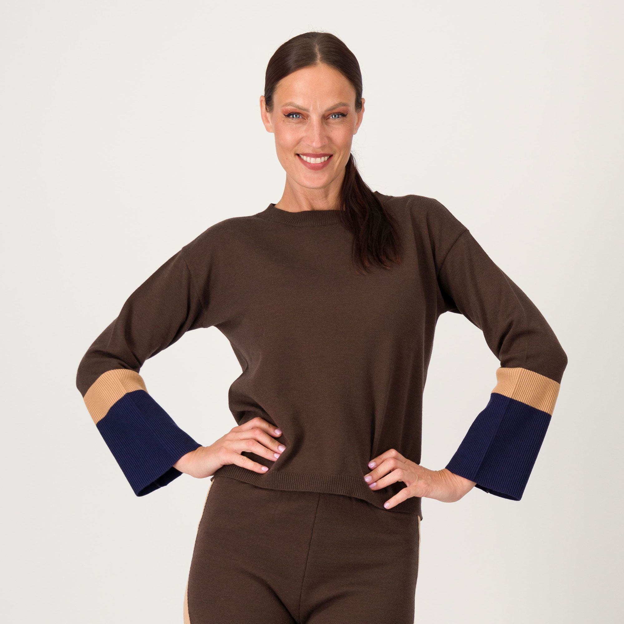Enjoy Tricot
Maglia in filato
di viscosa con bande
sulle maniche