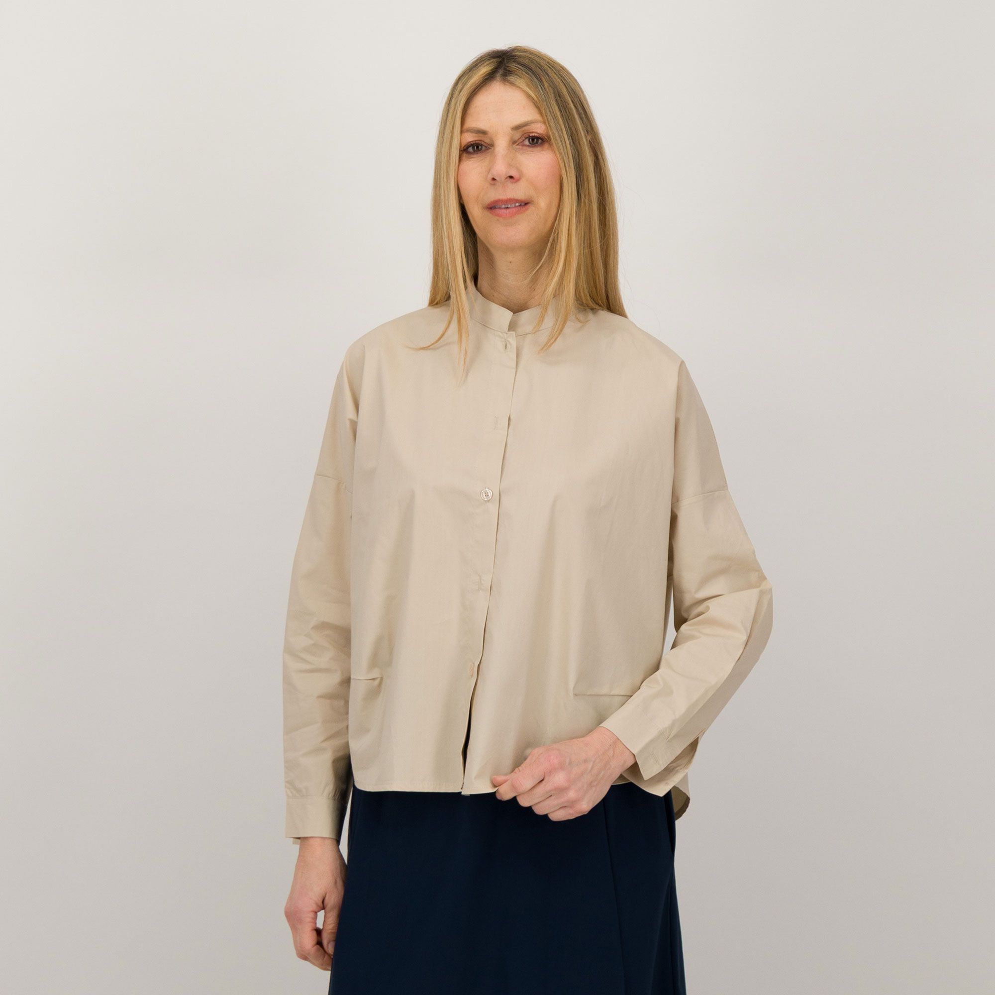 Lucrezia Sciortino
Camicia in popeline
di cotone con
collo alla coreana