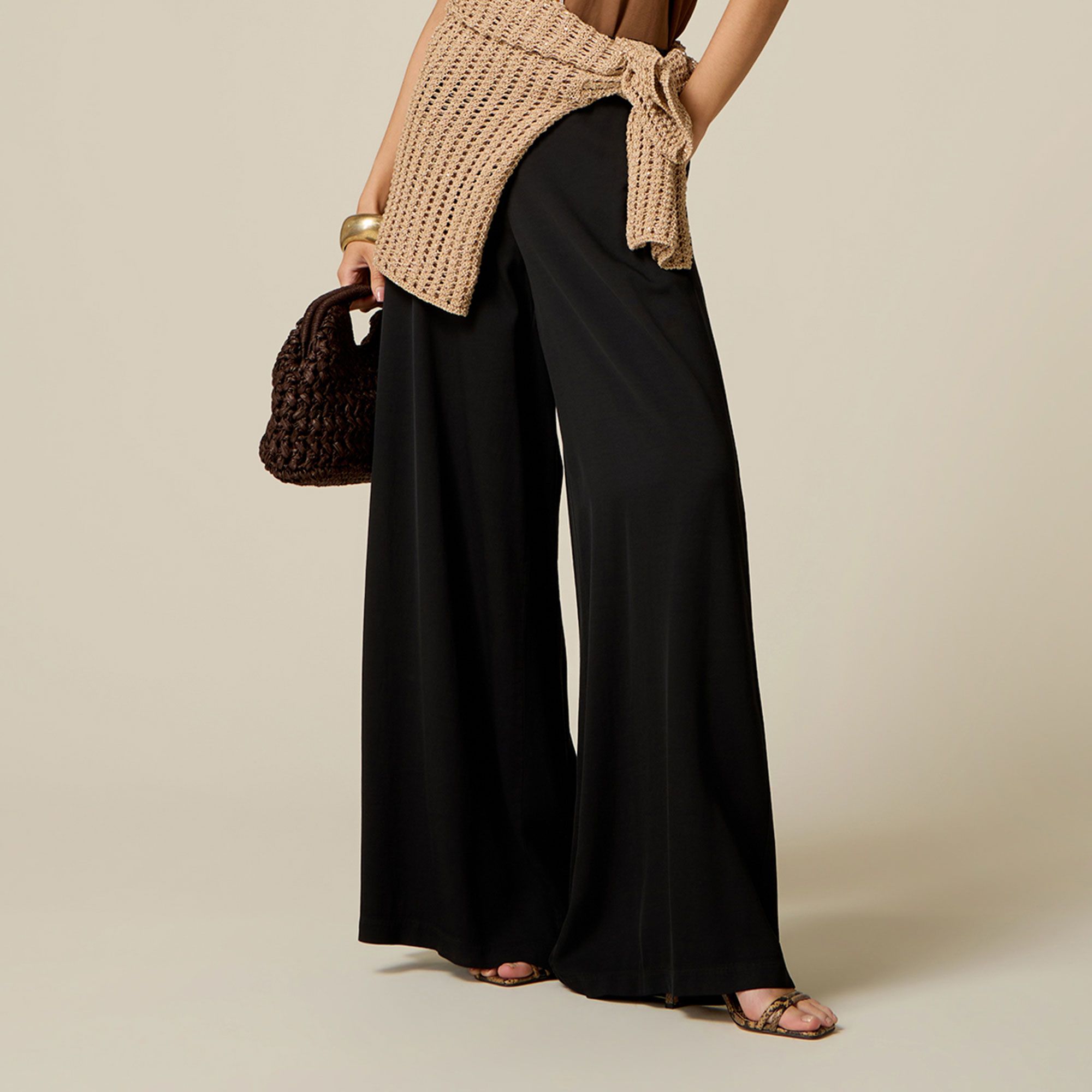 Oltre
Pantaloni palazzo
con tasche