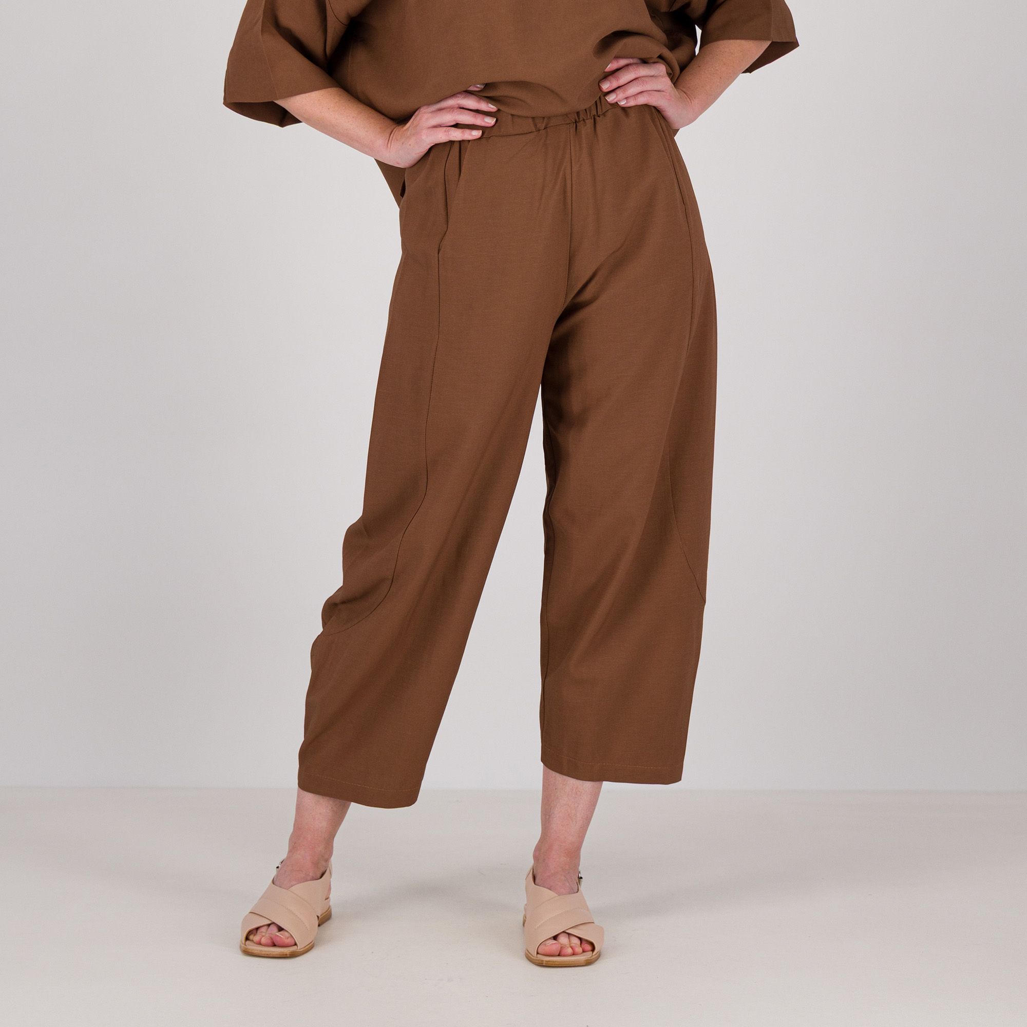 Lucrezia Sciortino
Pantaloni balloon in
viscosa e lino con
elastico in vita