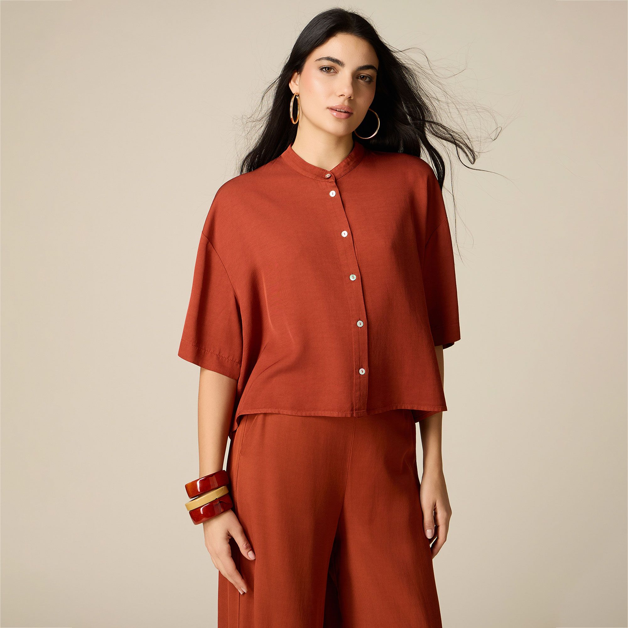 Oltre
Camicia con
collo alla coreana
a maniche corte