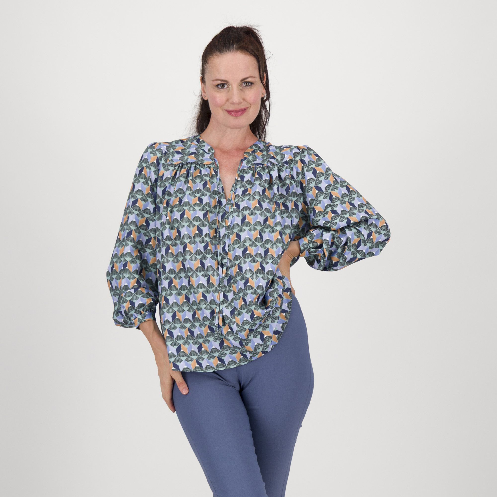 Olly Doo Blusa collo coreana e fondo asimmetrico