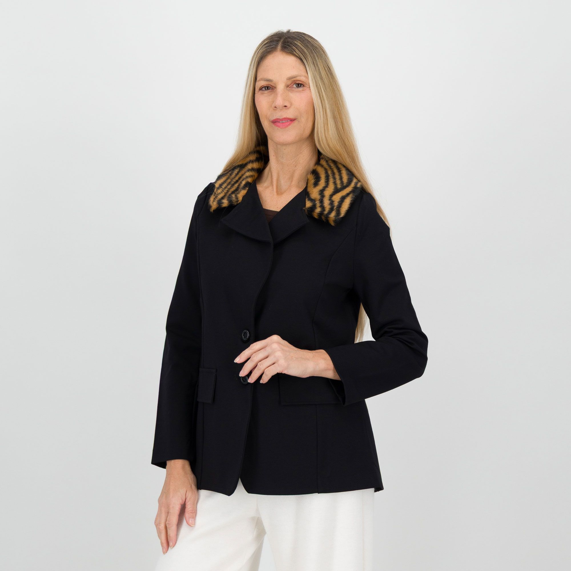 Bianca Della Torre
Blazer punto Milano
con collo
animalier